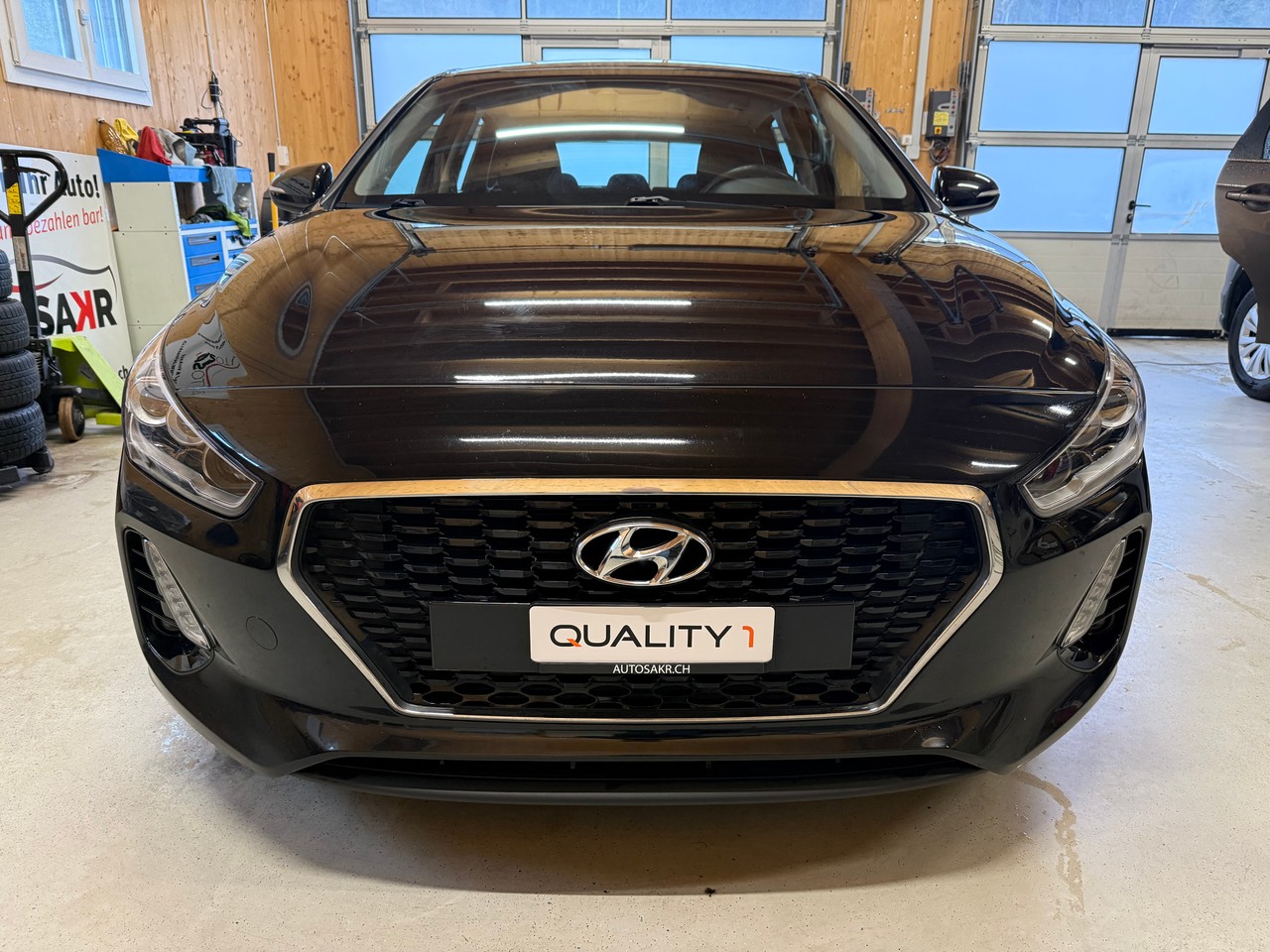 HYUNDAI i30 1.6 CRDi Launch-showroom-element-1