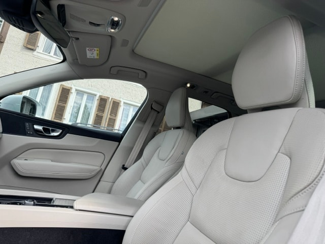 VOLVO XC60 2.0 B4 MH Inscription AWD-image-8