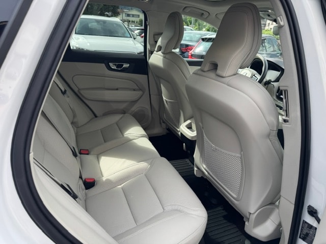 VOLVO XC60 2.0 B4 MH Inscription AWD-image-13