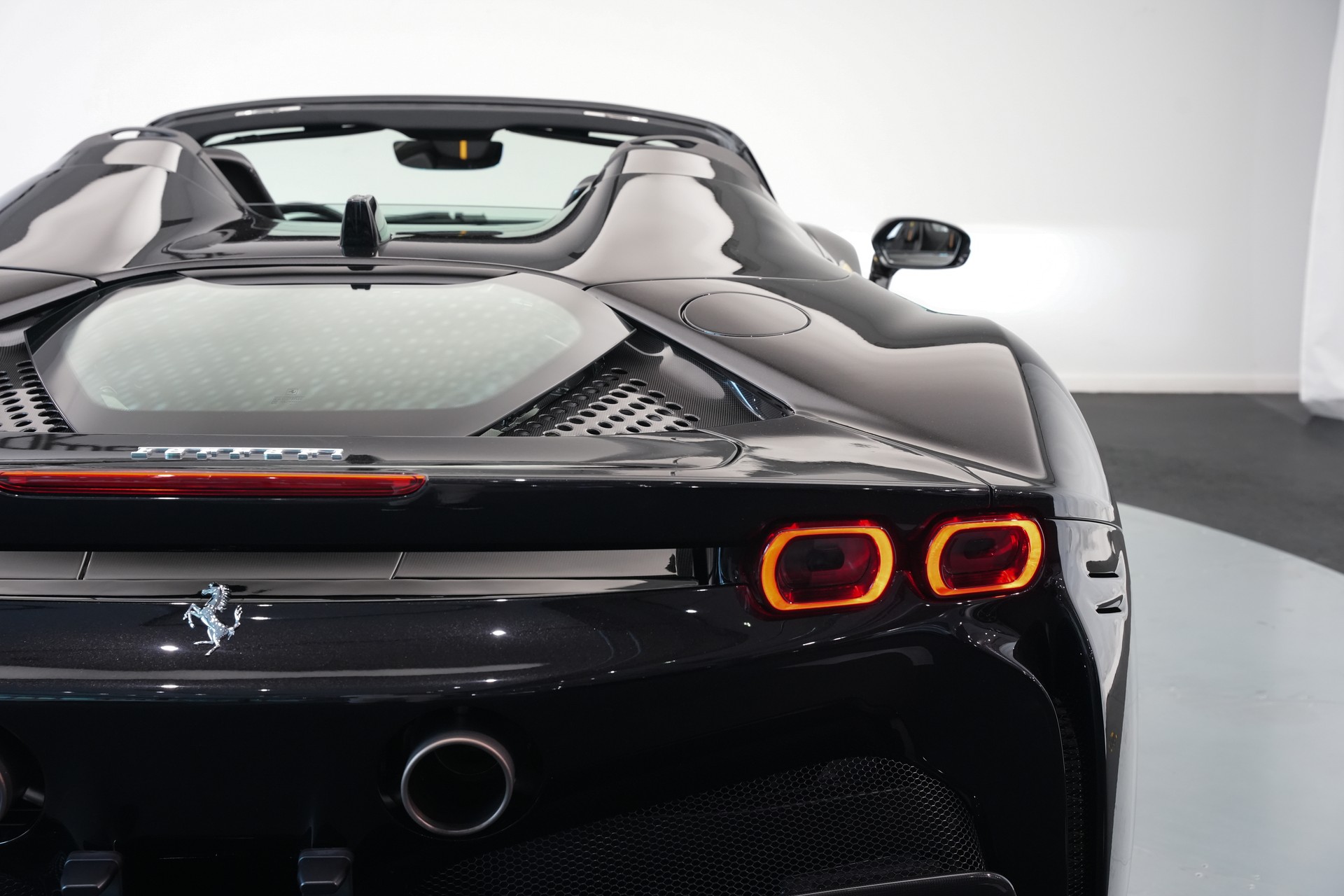 FERRARI SF90 Spider *CH-Fahrzeug* *Nero Daytona* *Carbon*-image-49