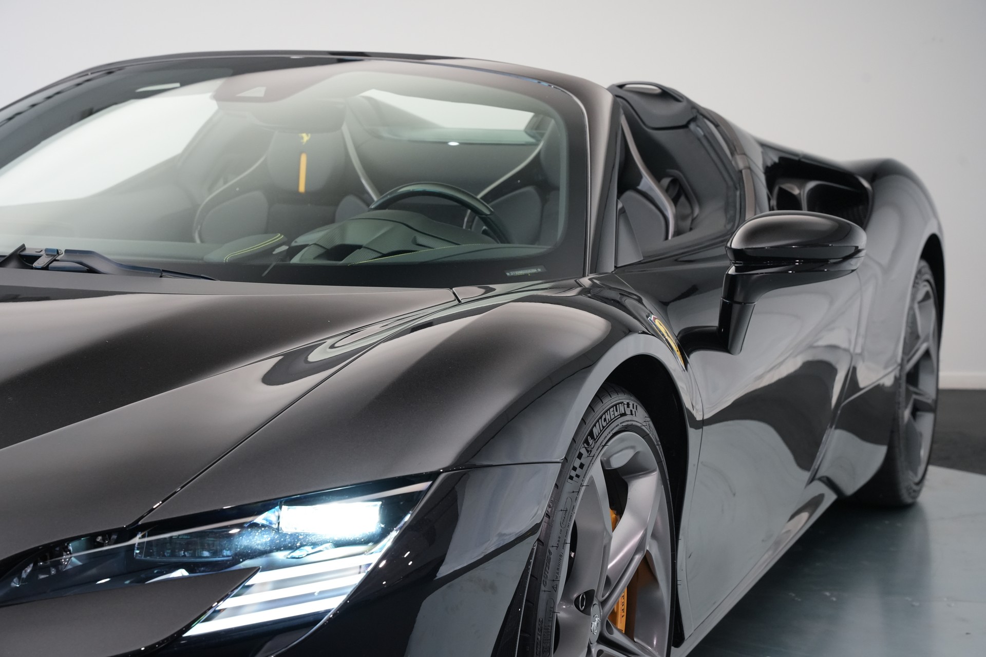 FERRARI SF90 Spider *CH-Fahrzeug* *Nero Daytona* *Carbon*-image-10