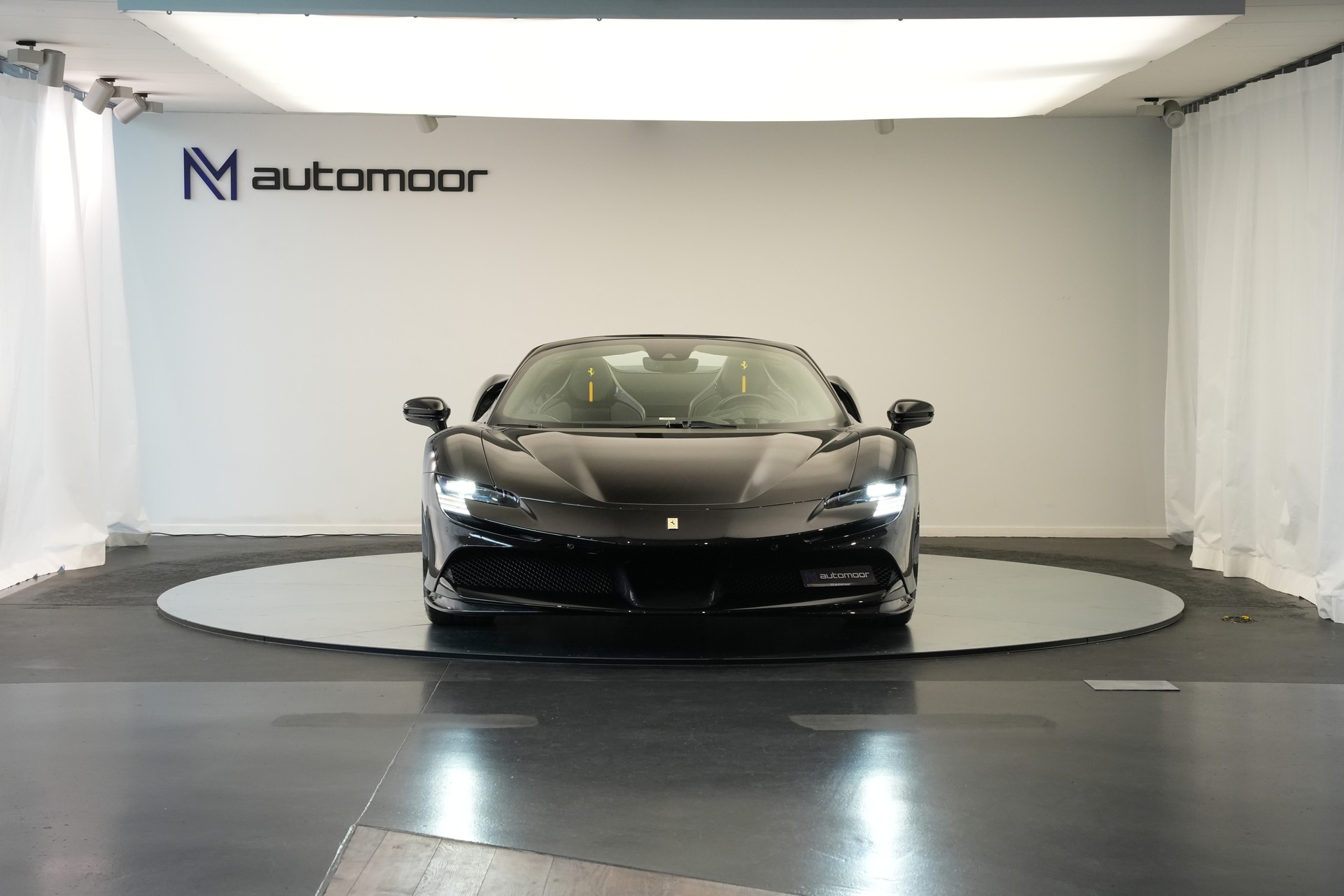 FERRARI SF90 Spider *Nero Daytona*-showroom-element-1