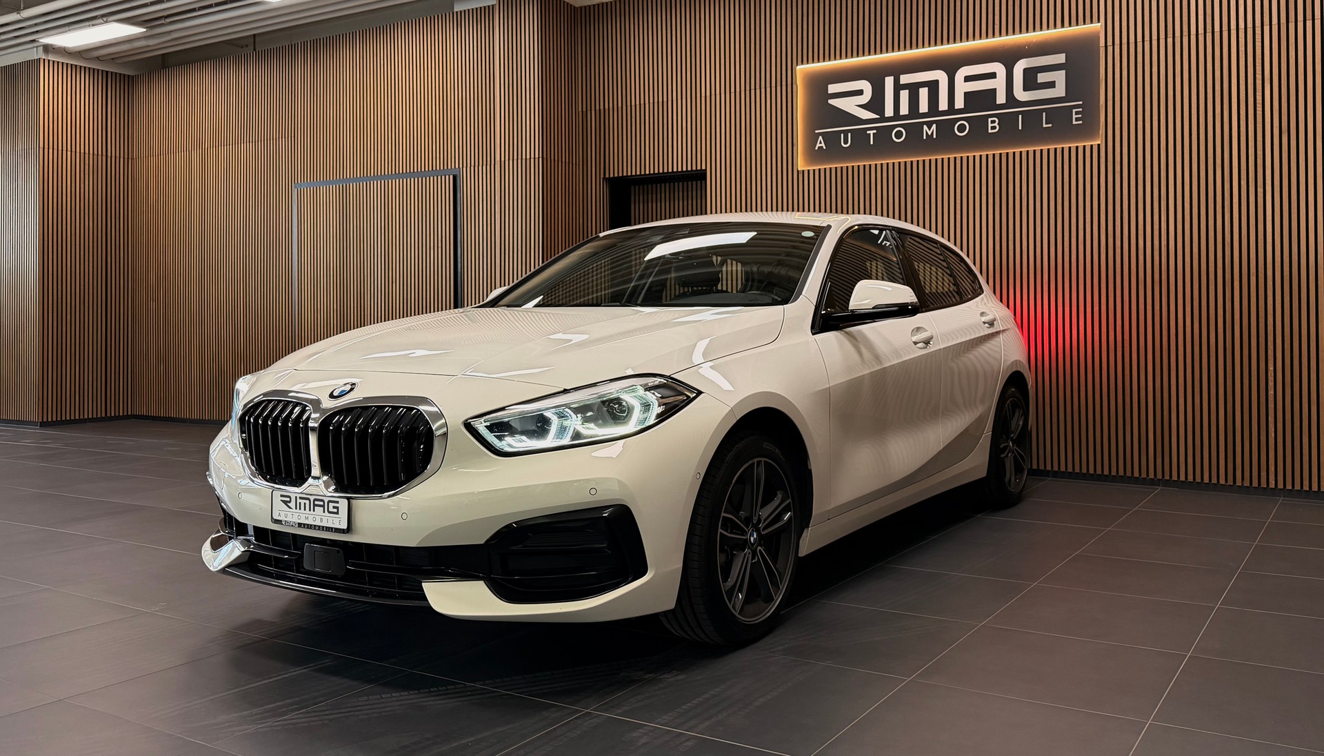 BMW 118i Sport Line Steptronic | Frisch ab MFK | Ab Service | Garantie-showroom-element-2