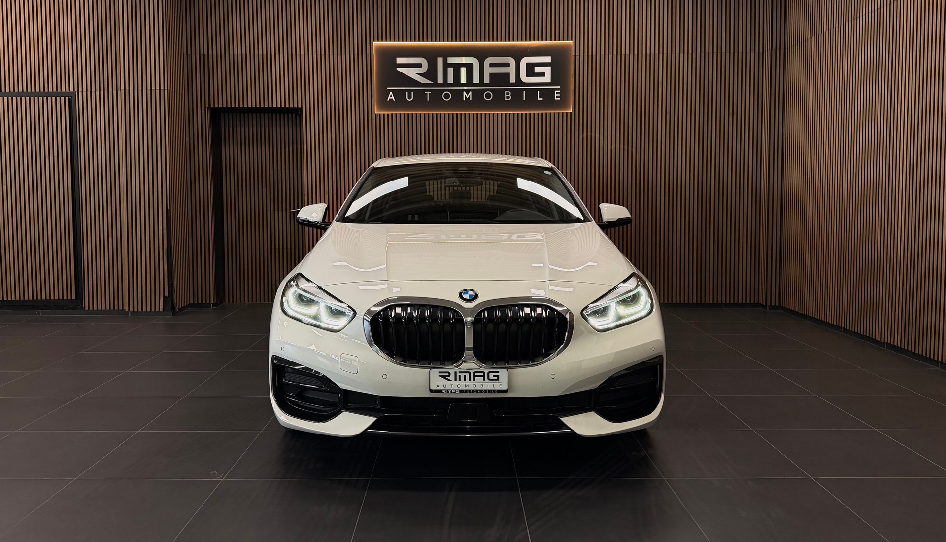 BMW 118i Sport Line Steptronic | Frisch ab MFK | Ab Service | Garantie-showroom-element-1