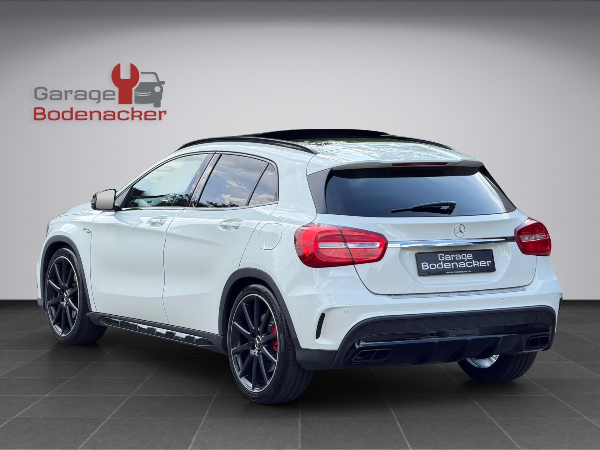 MERCEDES-BENZ GLA 45 AMG 4Matic 7G-DCT-showroom-element-3