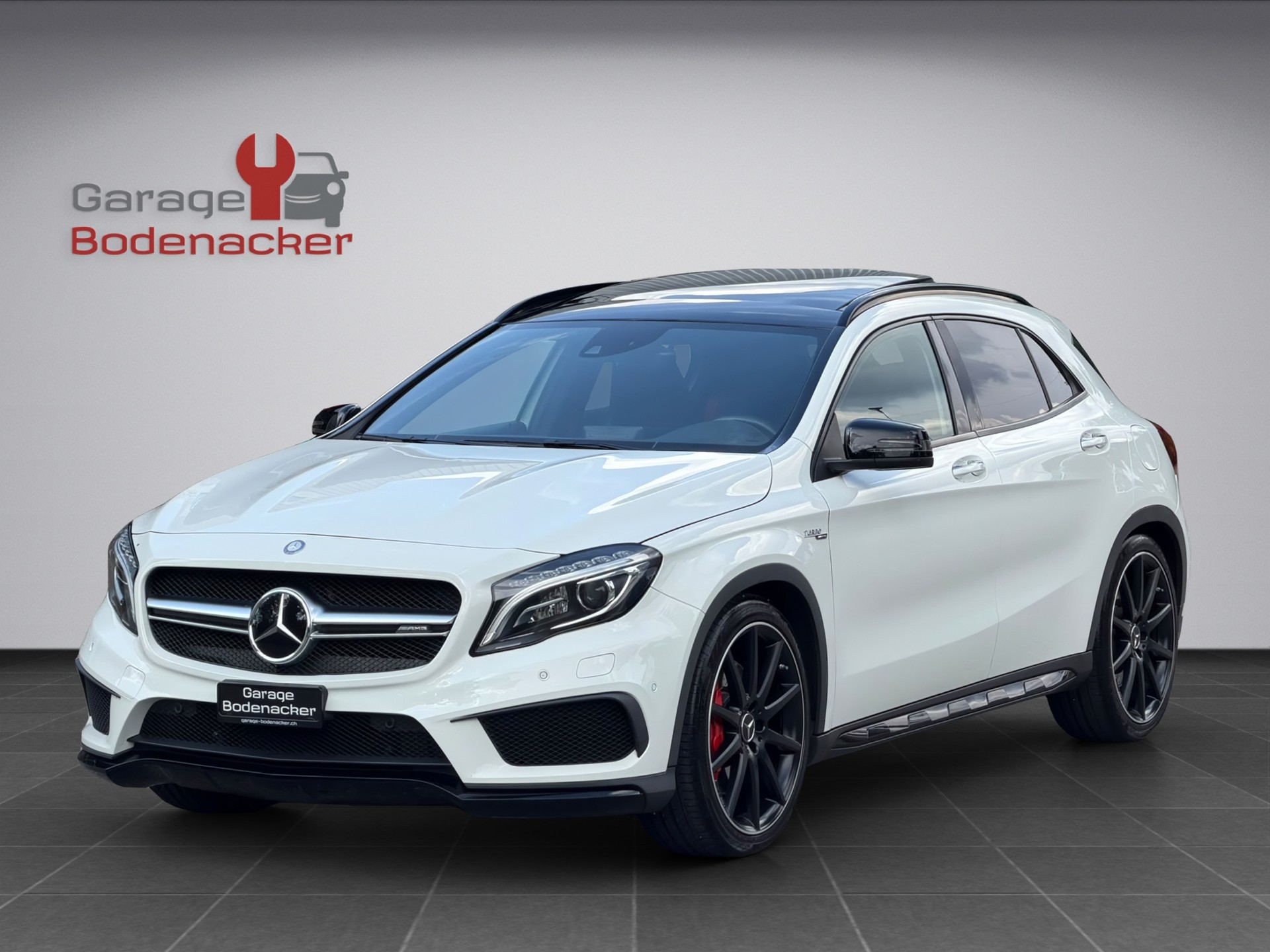 MERCEDES-BENZ GLA 45 AMG 4Matic 7G-DCT-showroom-element-1