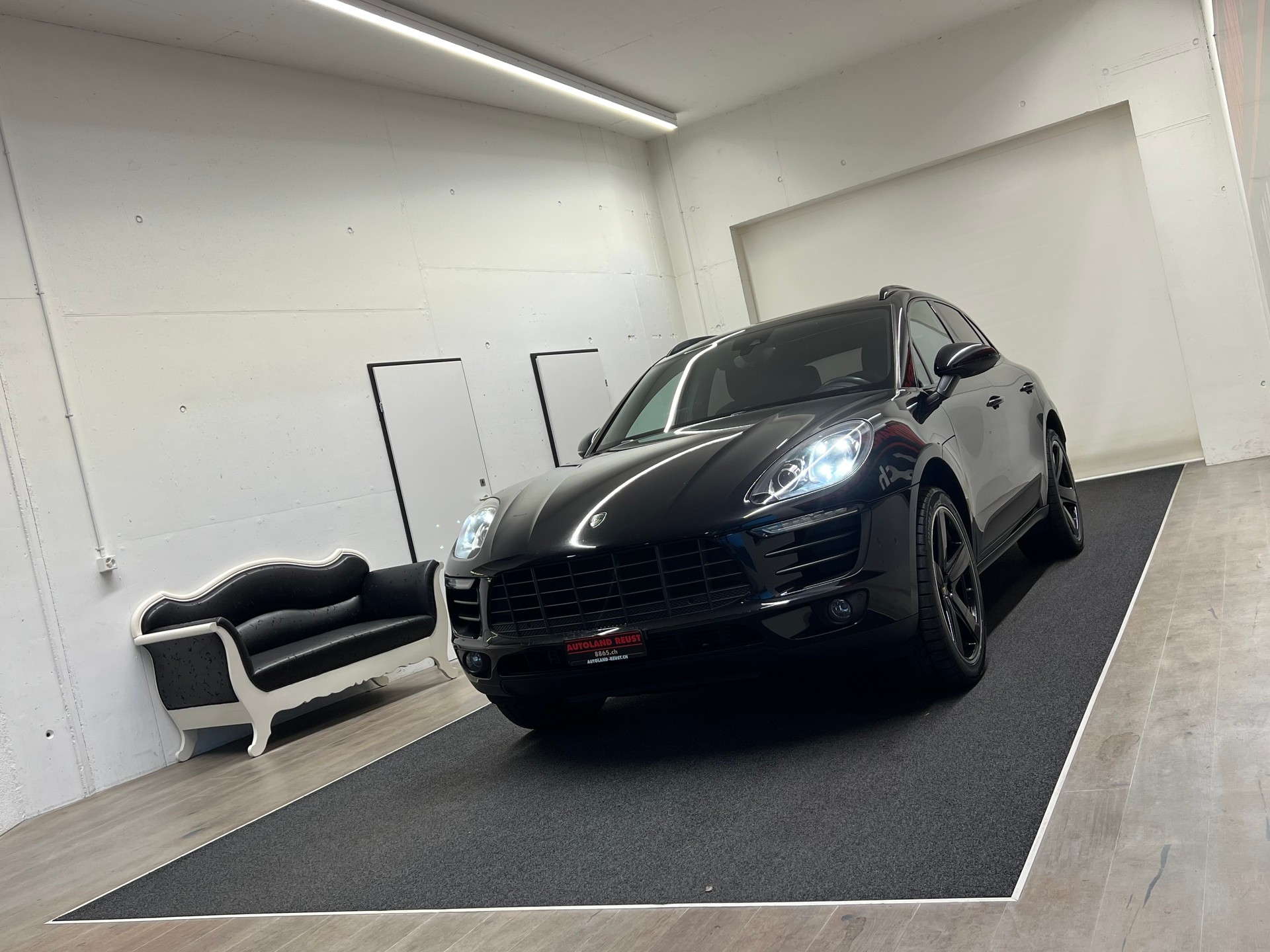 PORSCHE Macan S Diesel PDK-showroom-element-2