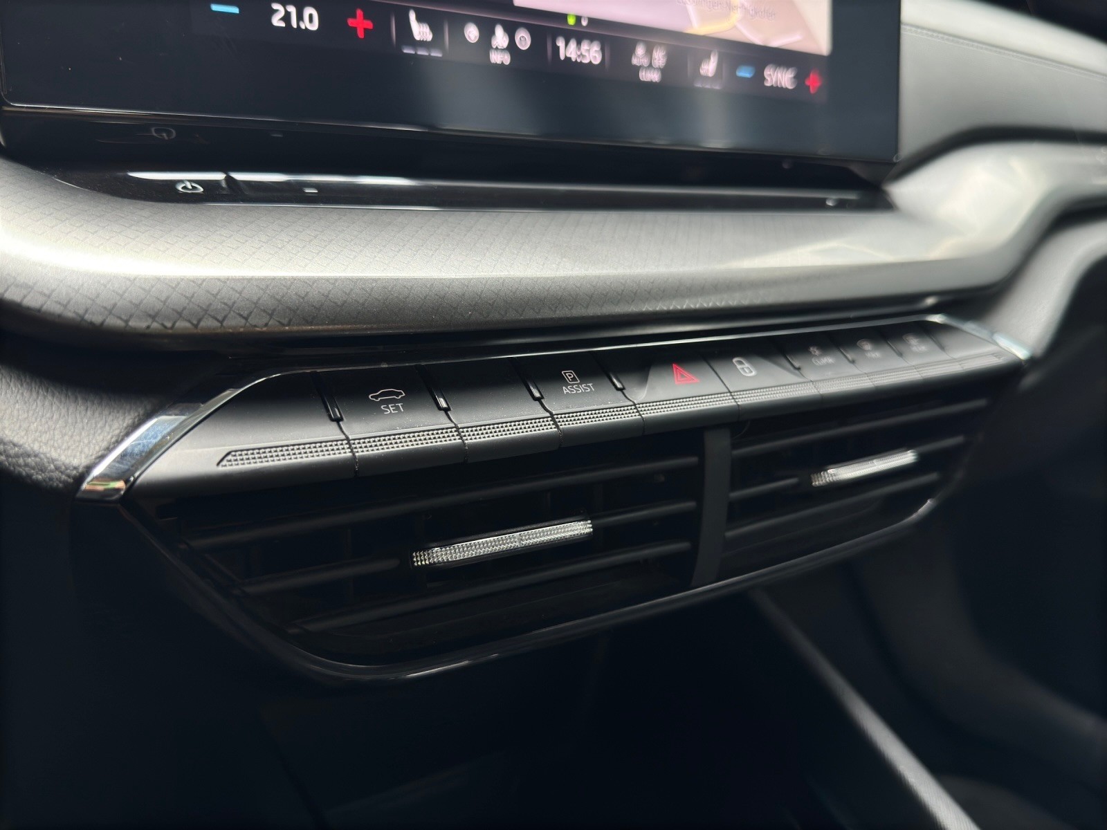 SKODA Octavia Combi 2.0 TDI DSG Ambition 4x4-image-20