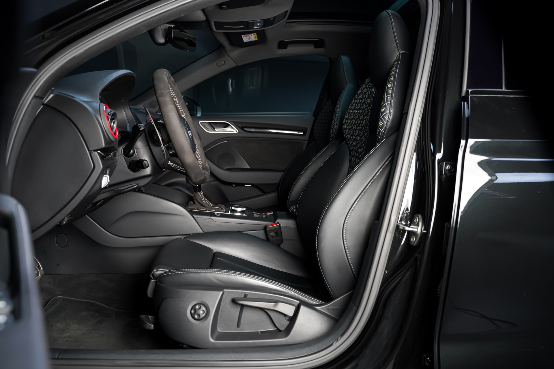 AUDI RS3 Limousine 2.5 TSI quattro S-tronic-image-10