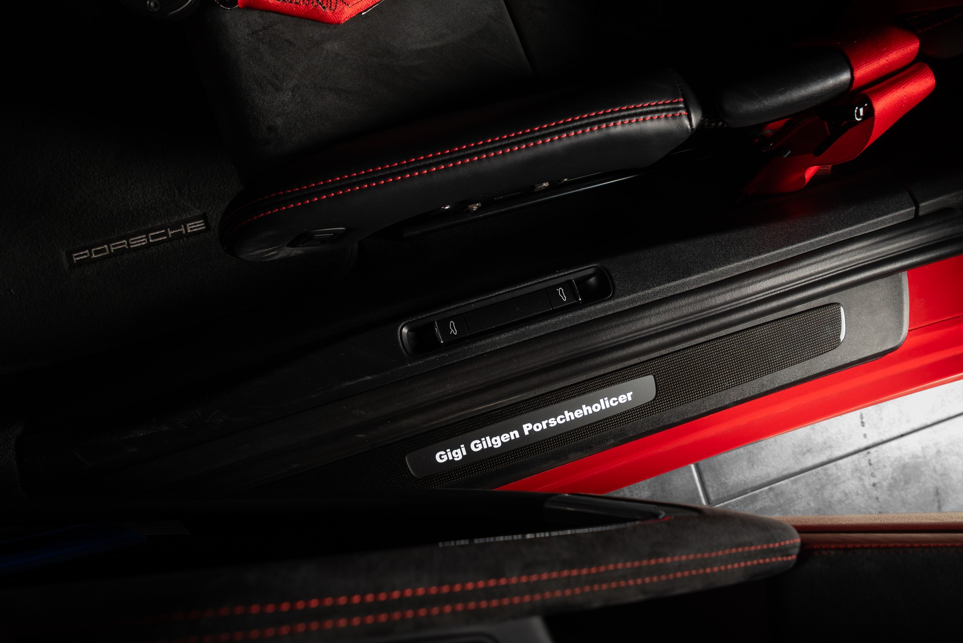 PORSCHE Cayman GT4-image-13