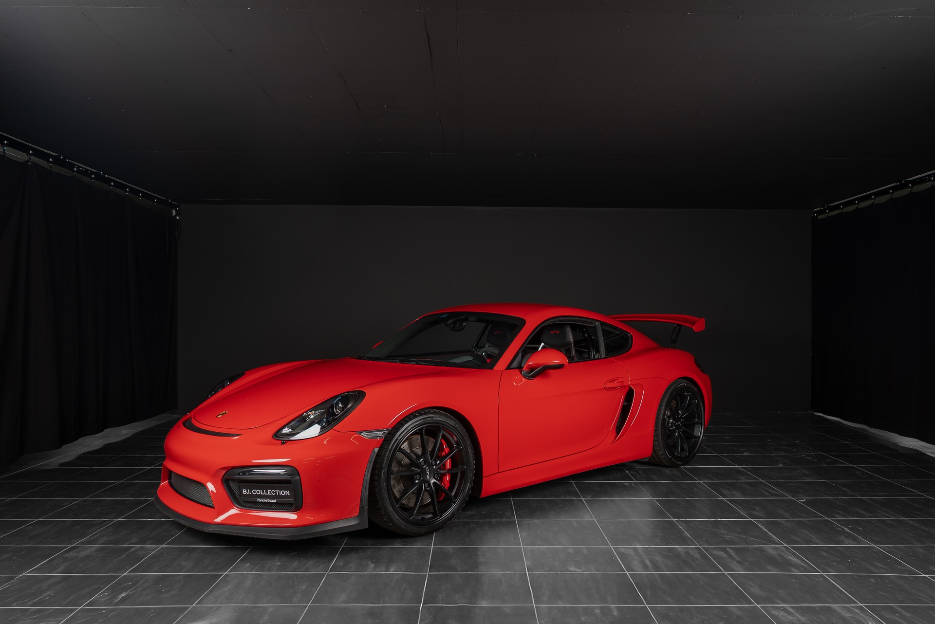 PORSCHE Cayman GT4