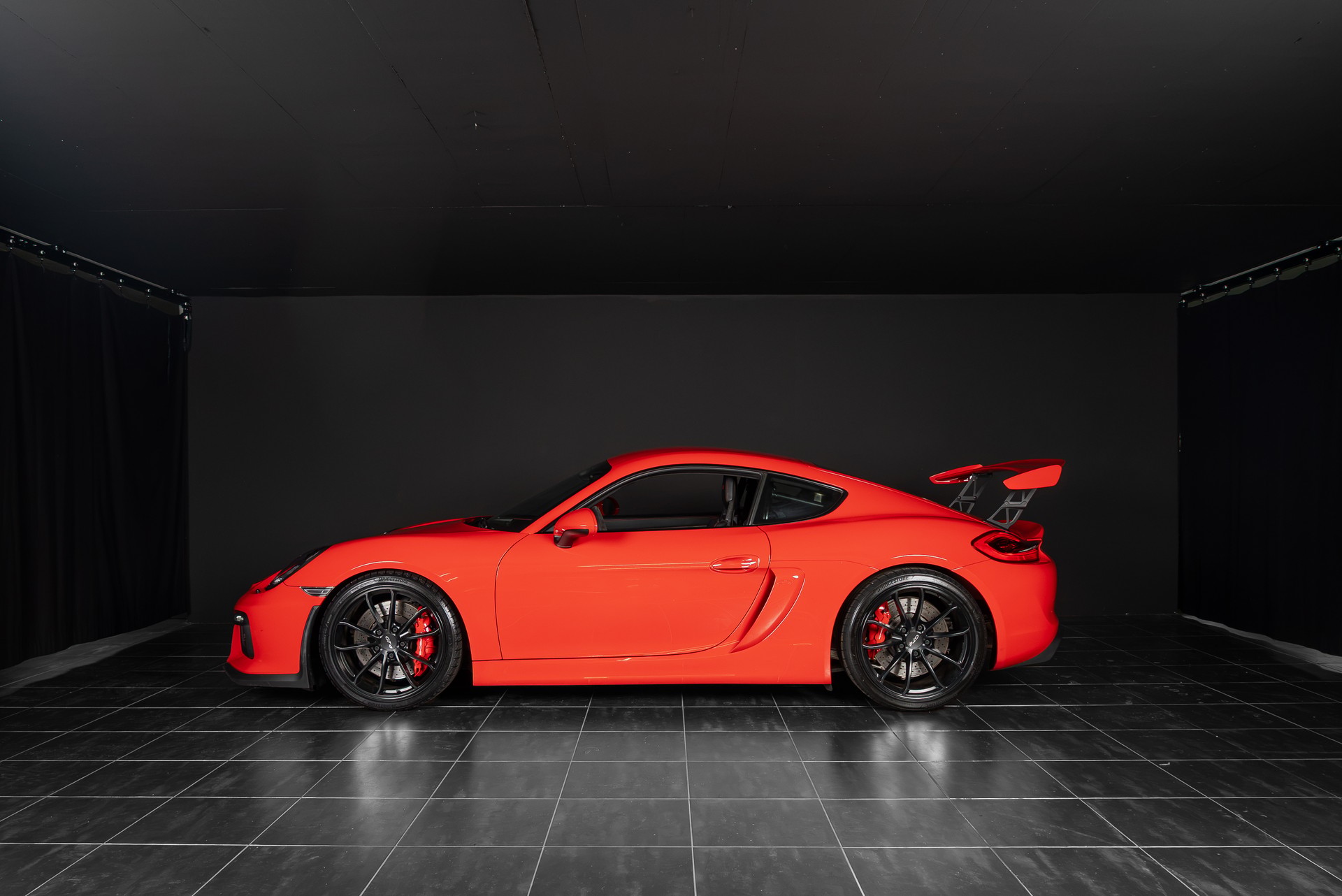 PORSCHE Cayman GT4-showroom-element-1