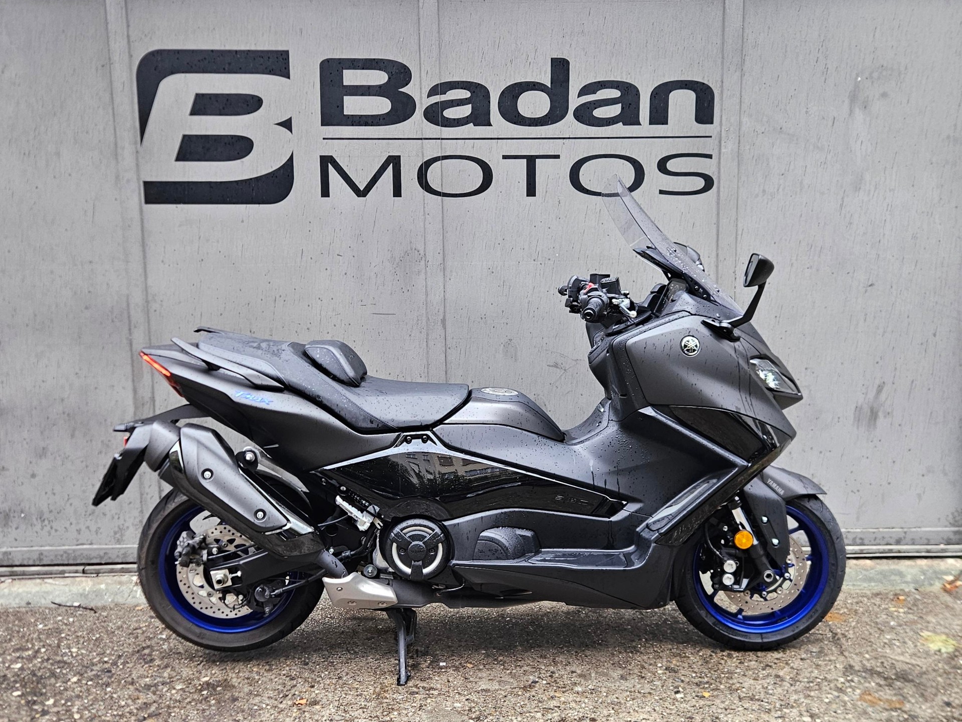 YAMAHA XP 560