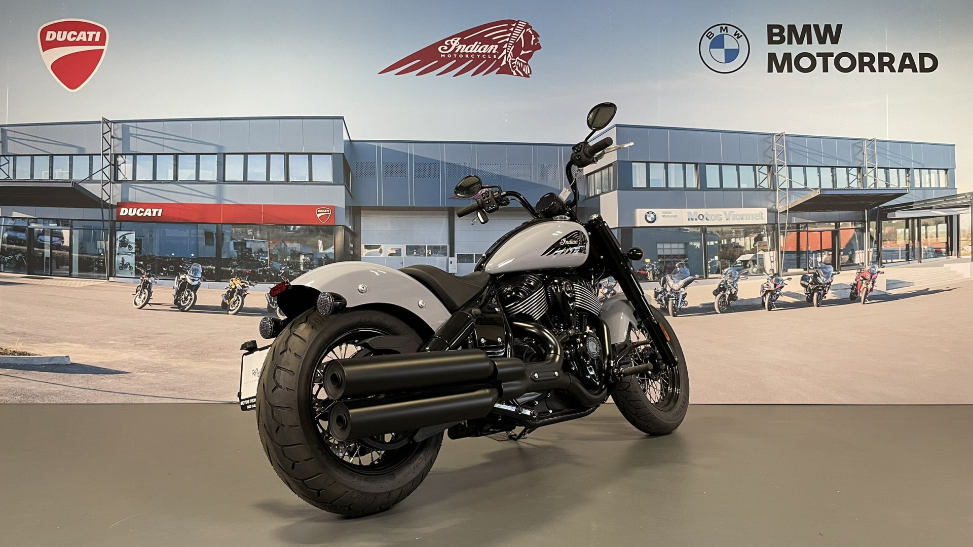 INDIAN Chief Bobber Dark Horse-image-4