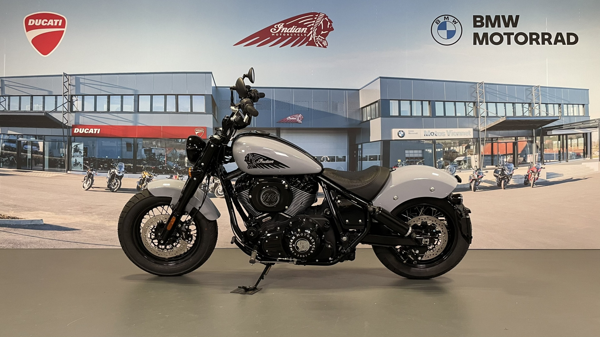 INDIAN Chief Bobber Dark Horse-showroom-element-3
