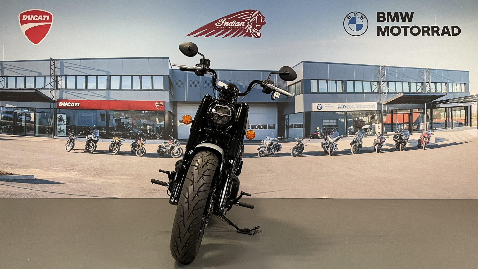 INDIAN Chief Bobber Dark Horse-showroom-element-1