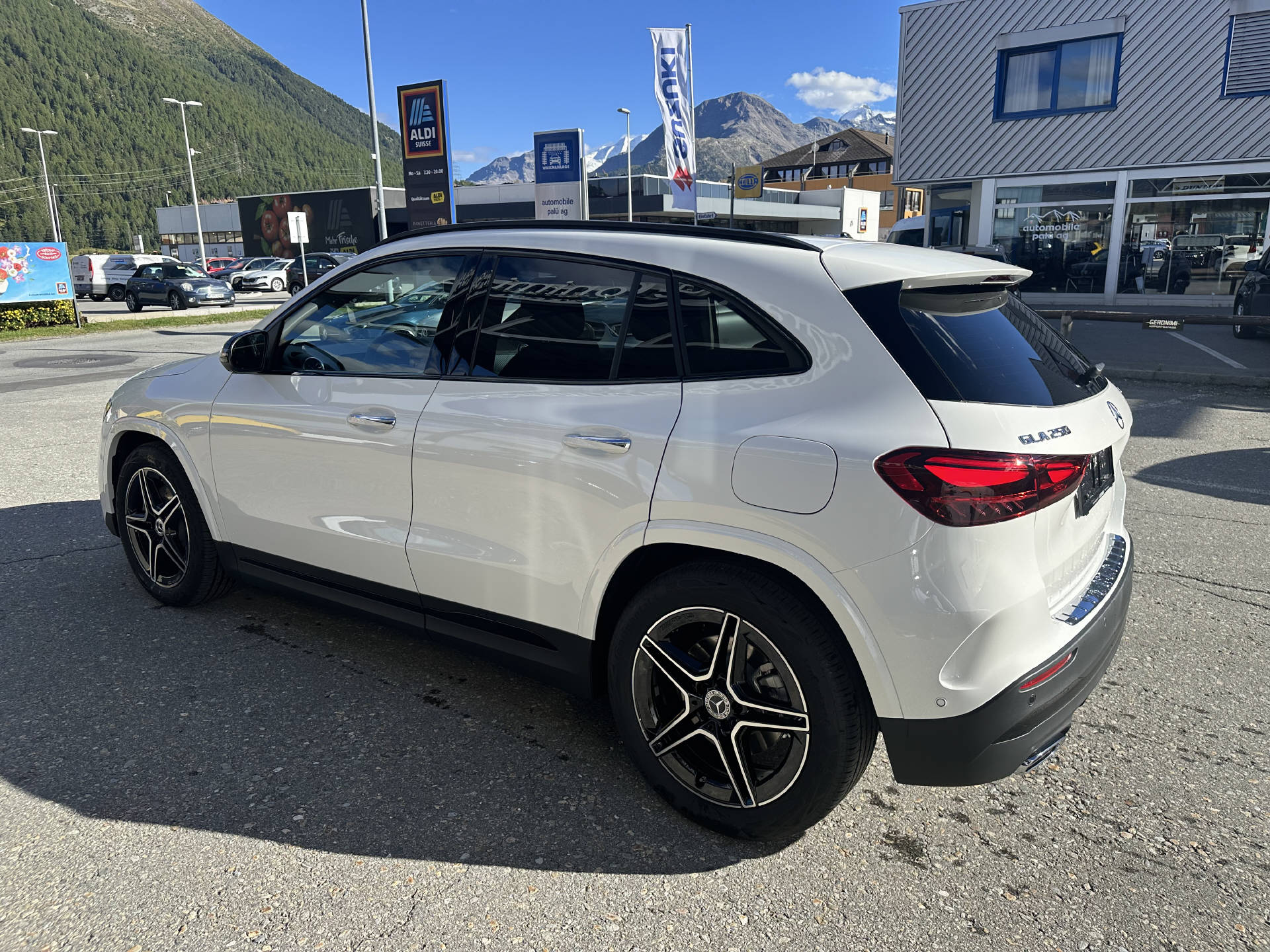 MERCEDES-BENZ GLA 250 Swiss Star AMG Line 4matic-image-6