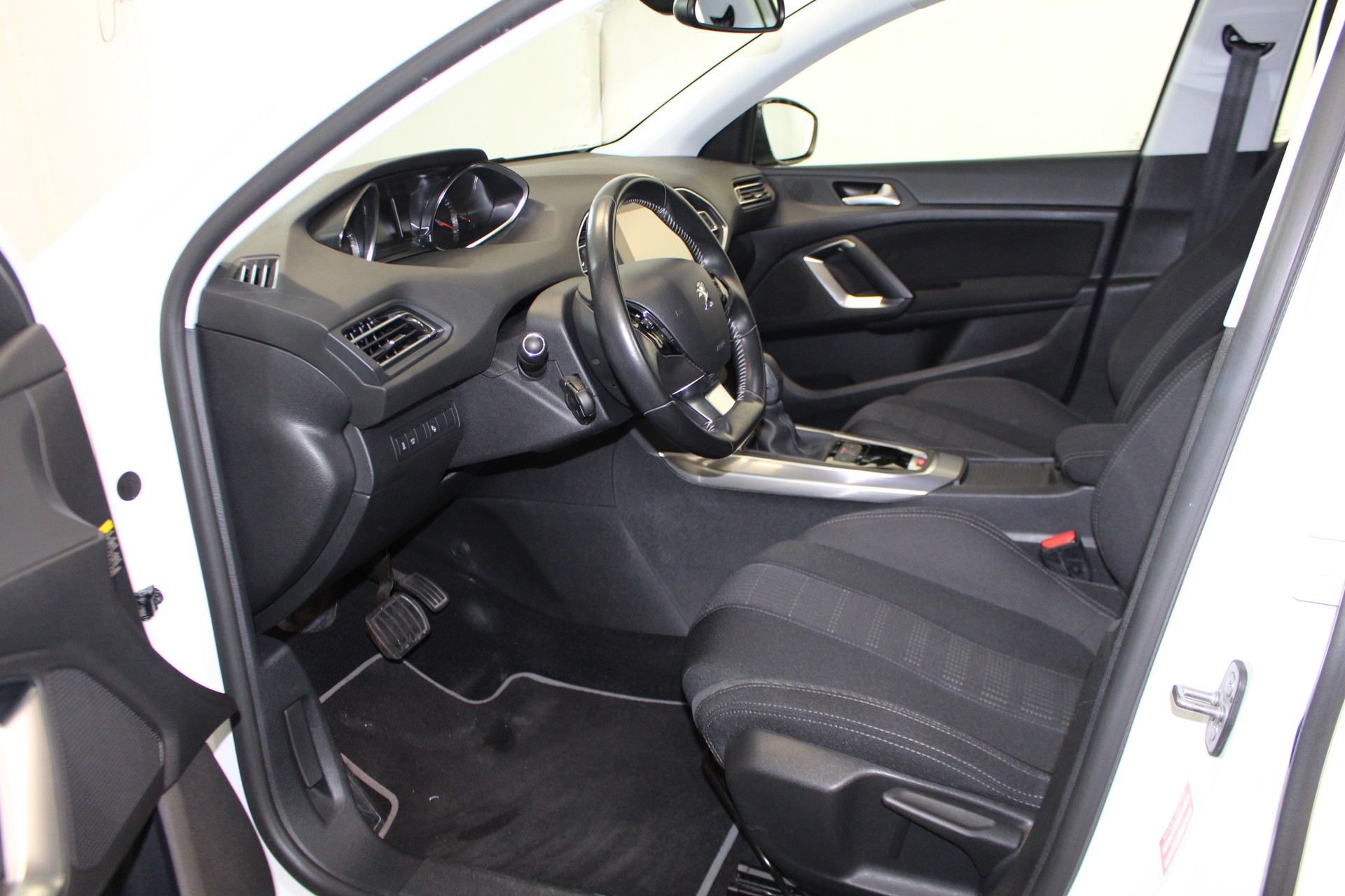 PEUGEOT 308 1.2 PureTech 130 Allure S/S-image-6