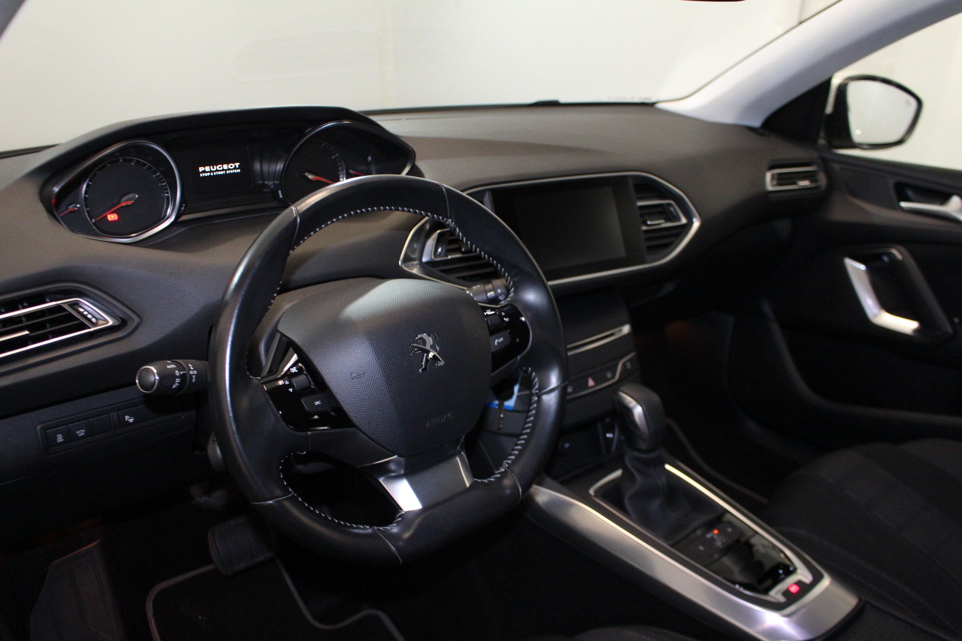 PEUGEOT 308 1.2 PureTech 130 Allure S/S-image-11