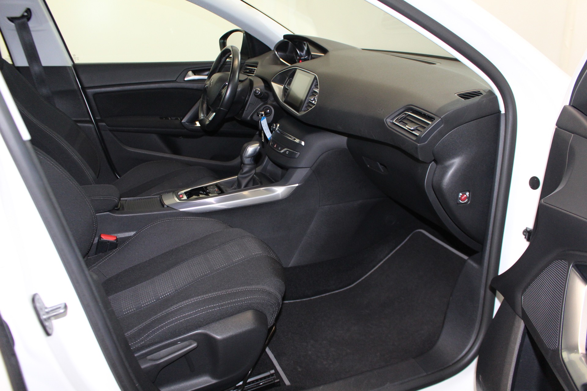 PEUGEOT 308 1.2 PureTech 130 Allure S/S-image-10