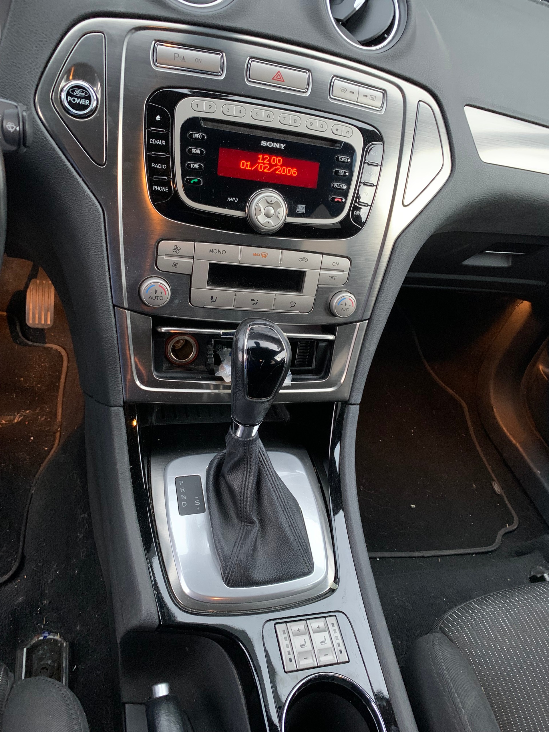 FORD Mondeo 2.0 EcoBoost SCTi Ghia PowerShift-image-4
