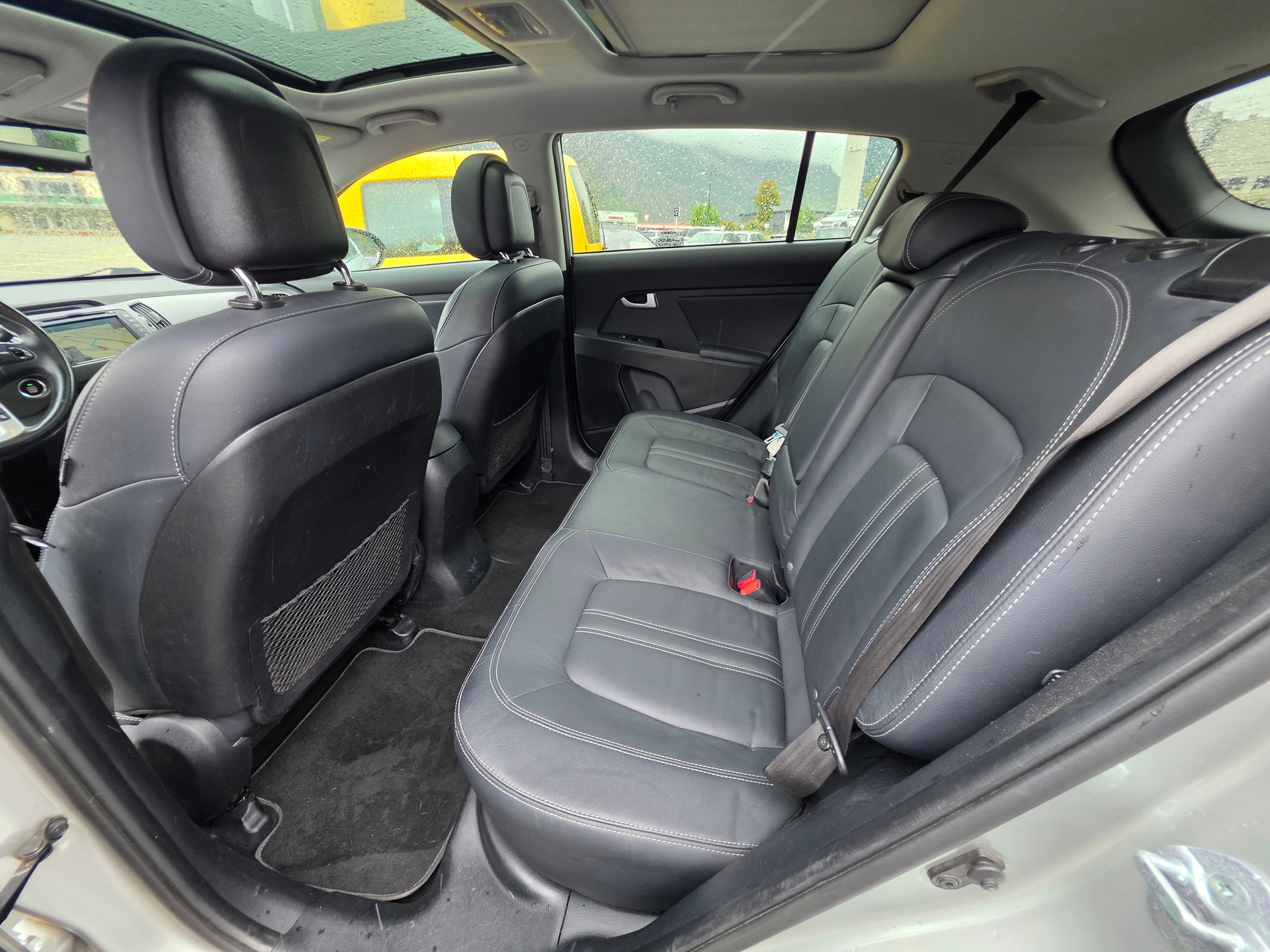 KIA Sportage 2.0 CRDi Style 4WD Automatic-image-9