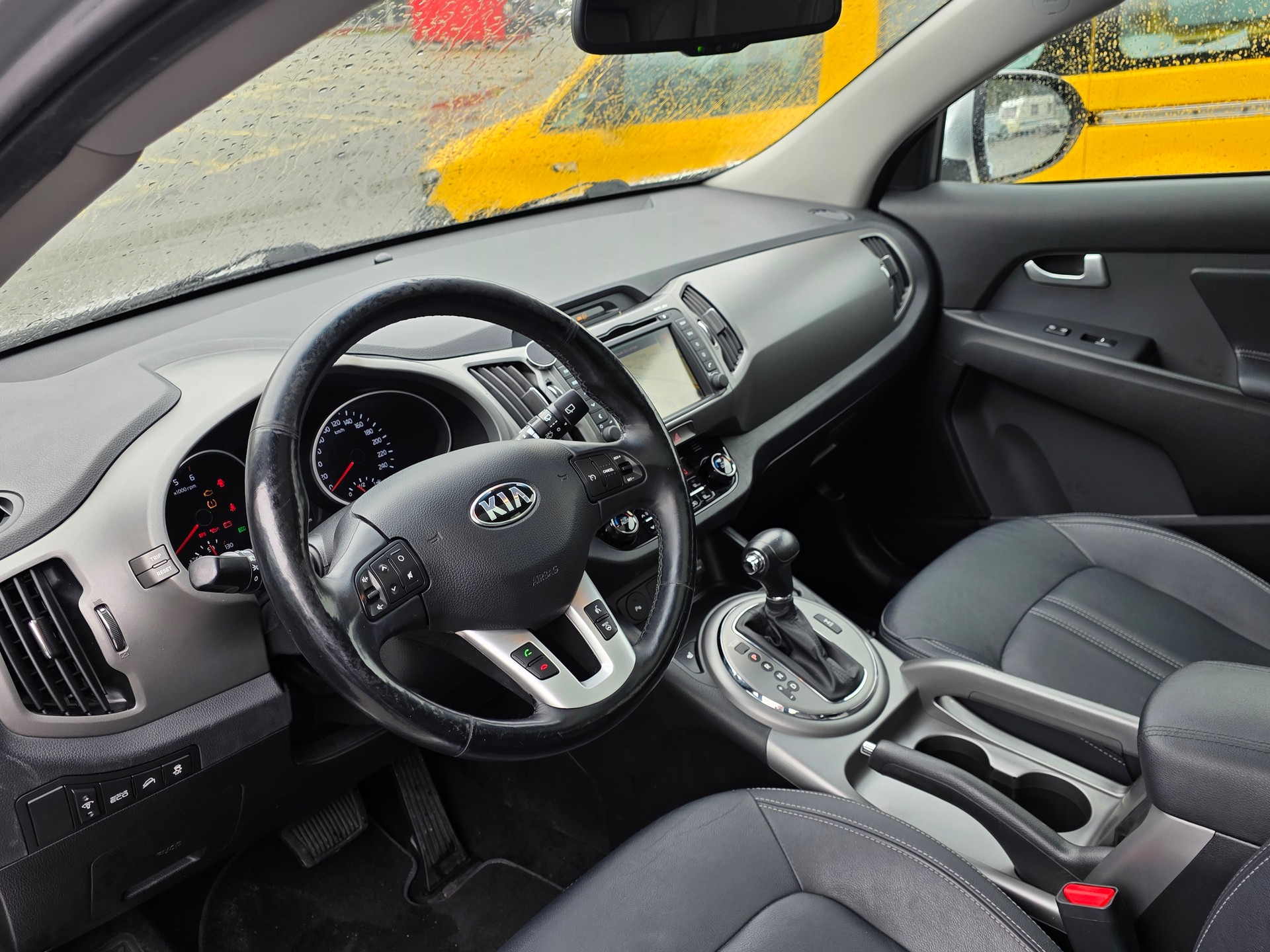 KIA Sportage 2.0 CRDi Style 4WD Automatic-image-8