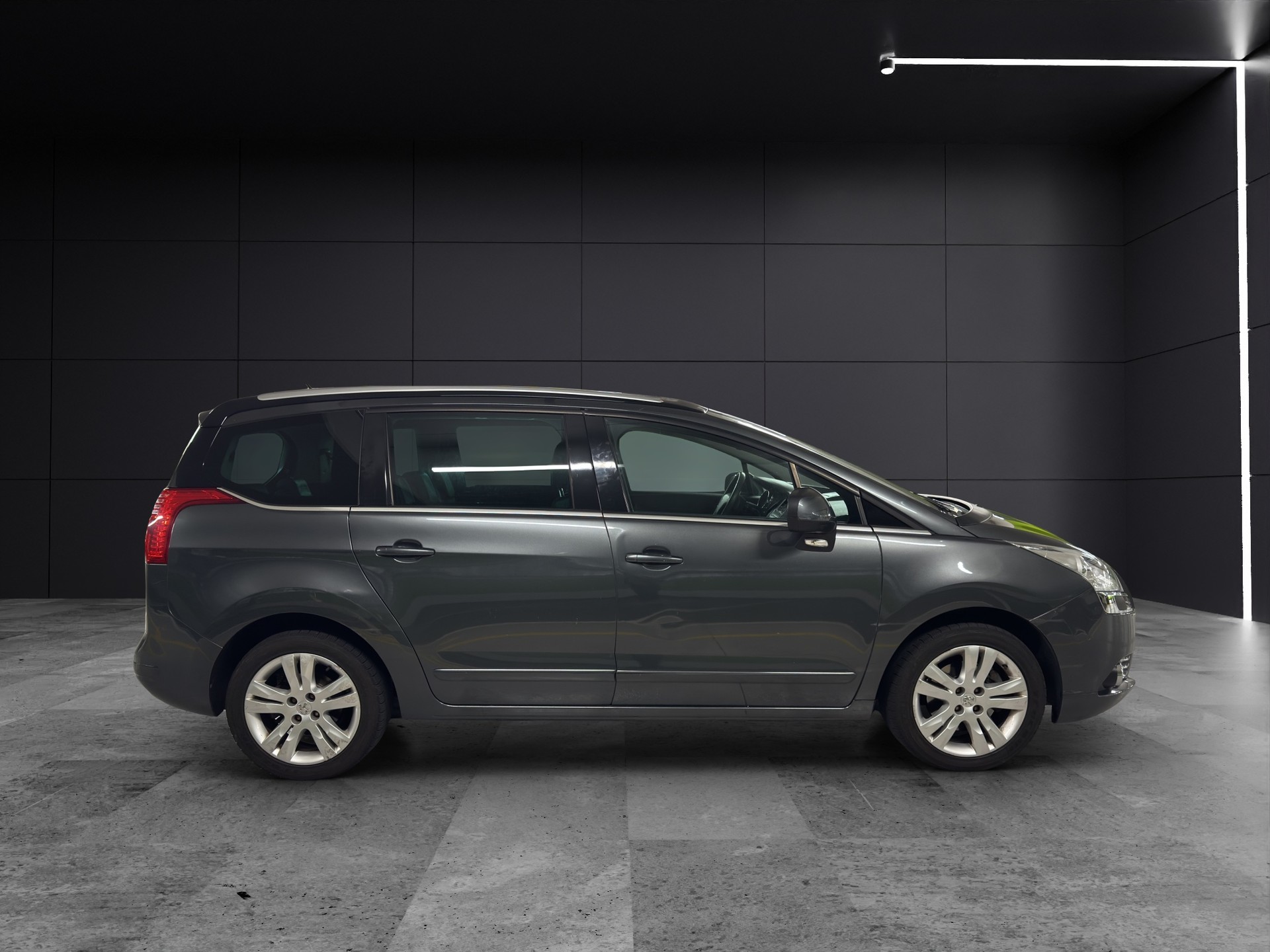 PEUGEOT 5008 1.6 16V T Sport Pack Automatic-image-3