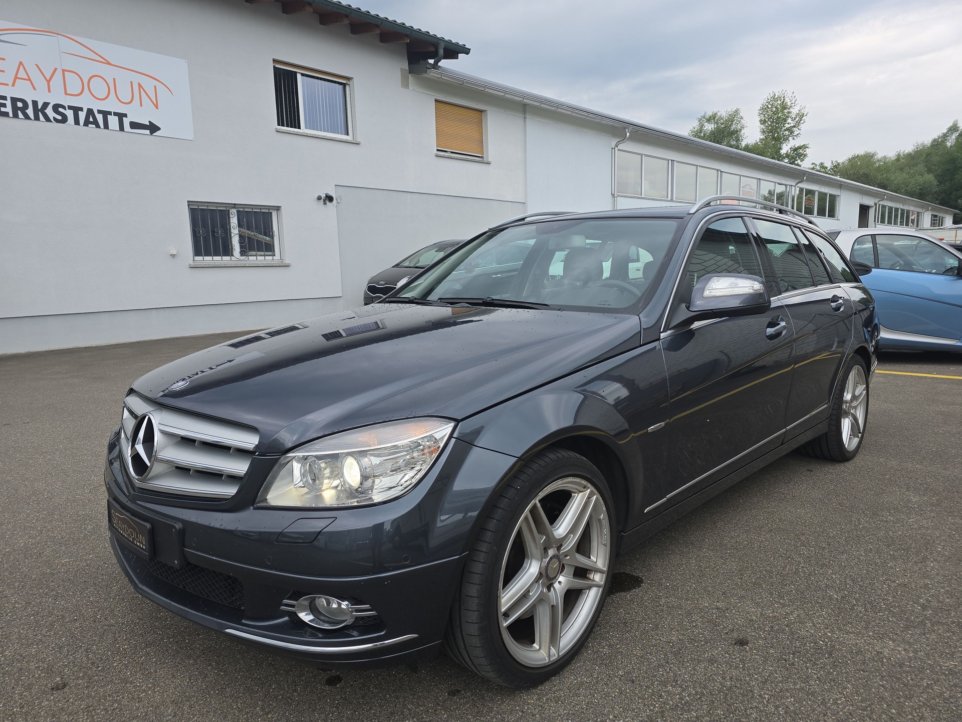 MERCEDES-BENZ CDI-showroom-element-1