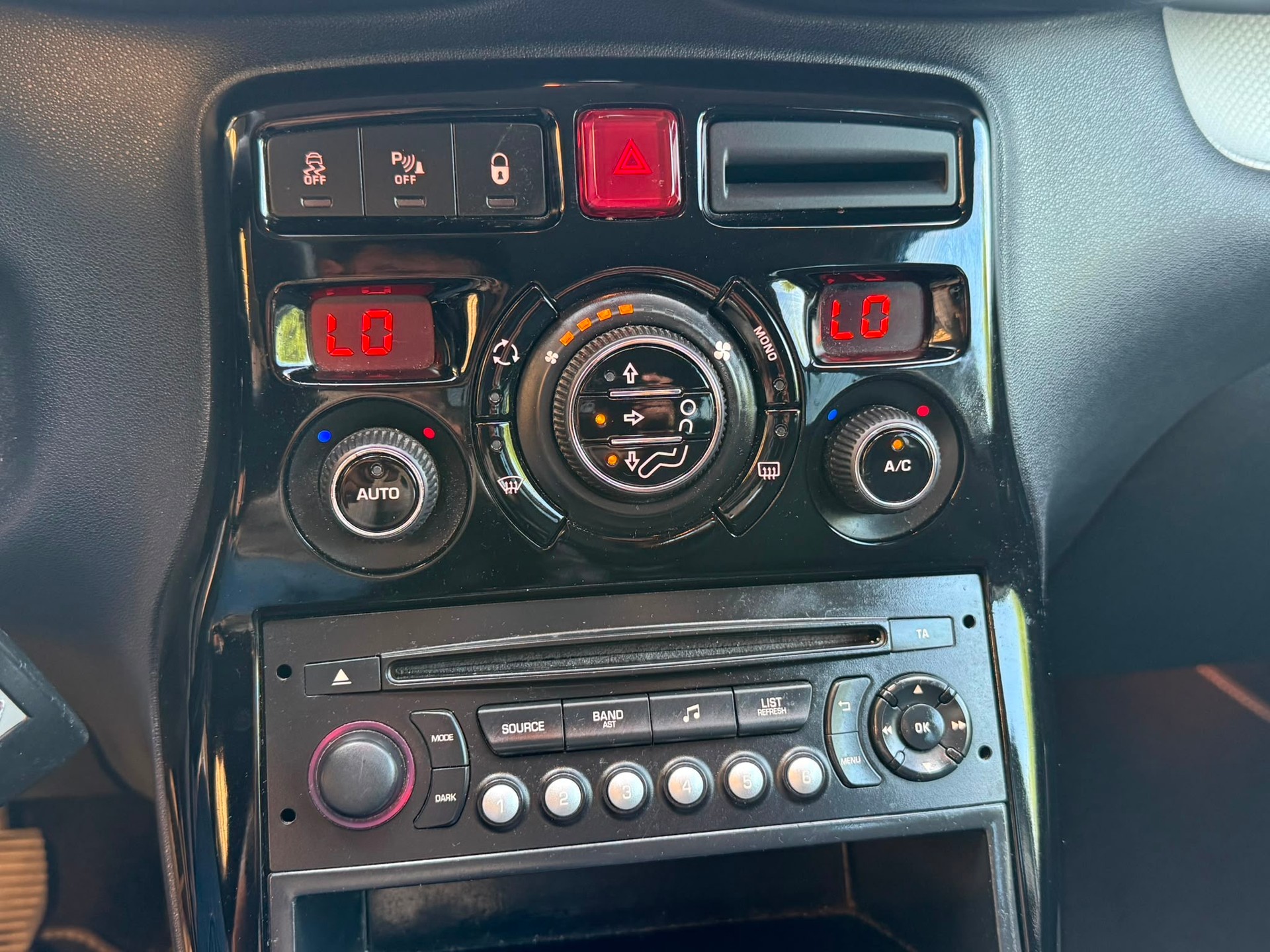 CITROEN C3 Picasso 1.2 Pure Tech Attraction-image-10