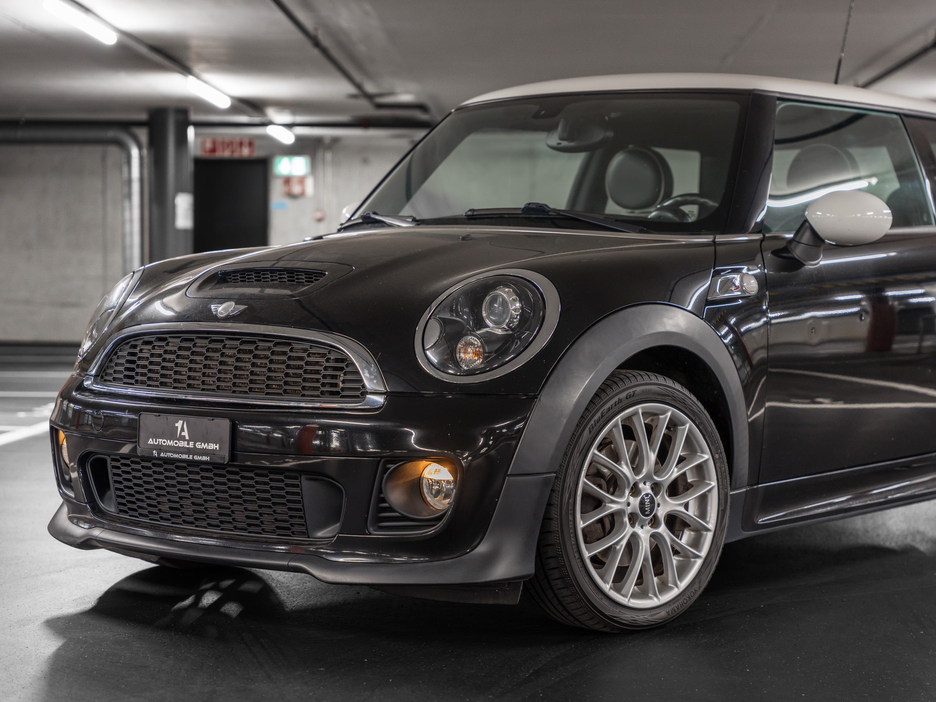MINI Cooper S JCW-showroom-element-1