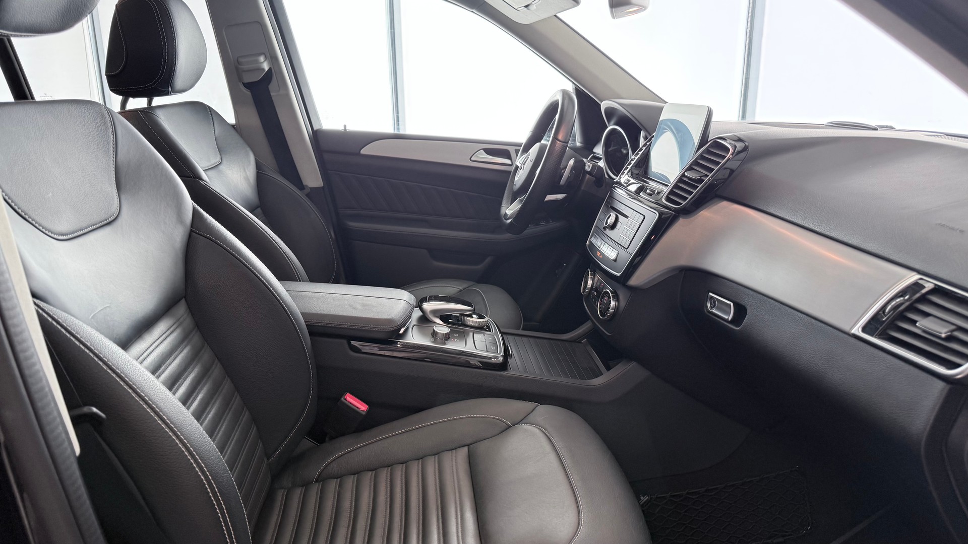 MERCEDES-BENZ GLE 250 d-showroom-element-3