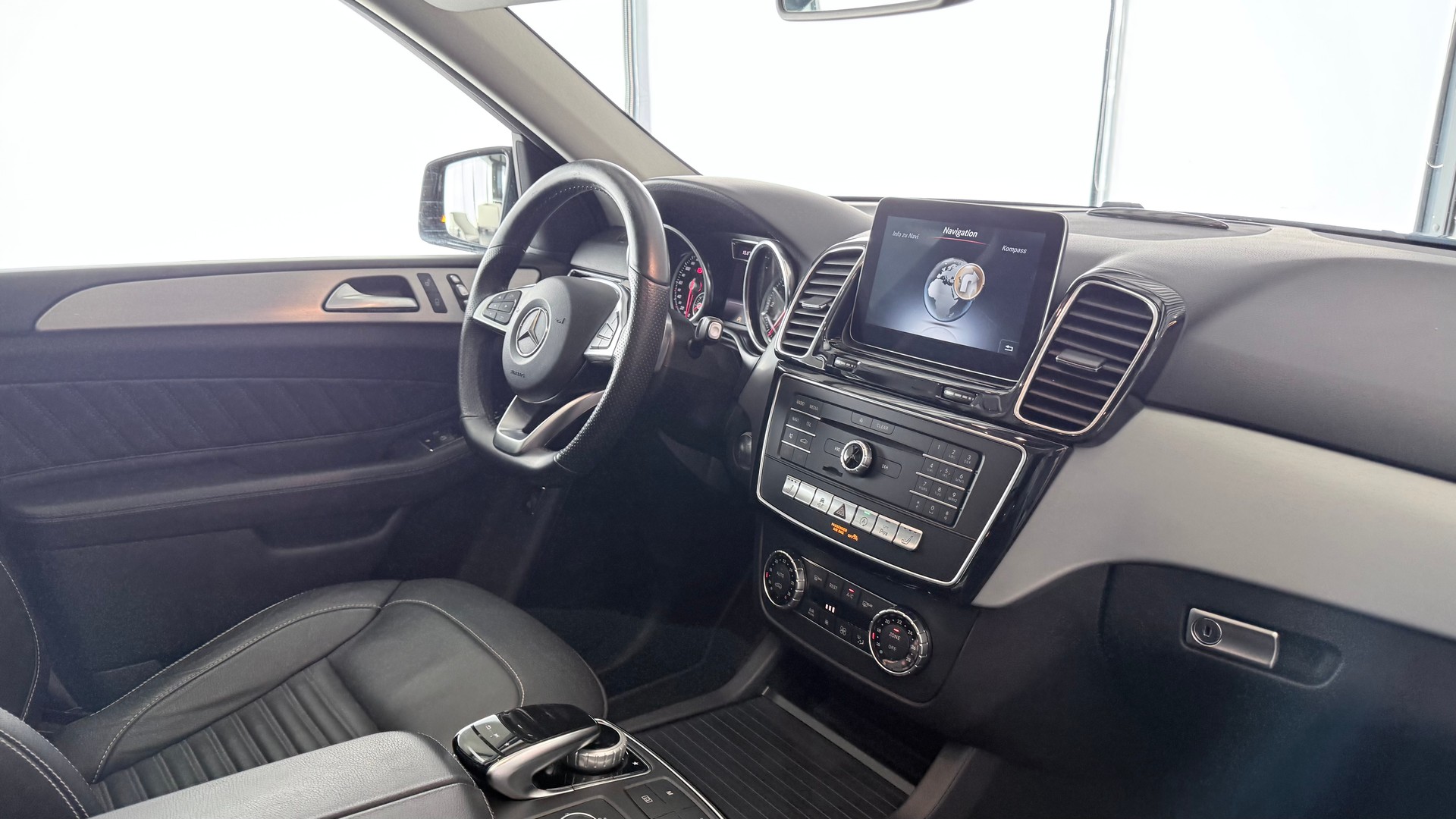MERCEDES-BENZ GLE 250 d-showroom-element-2