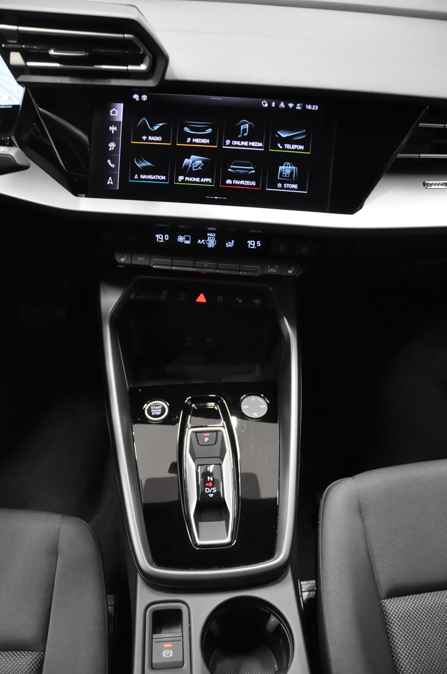 AUDI A3 Sportback 35 TFSI Attraction S-tronic-image-19