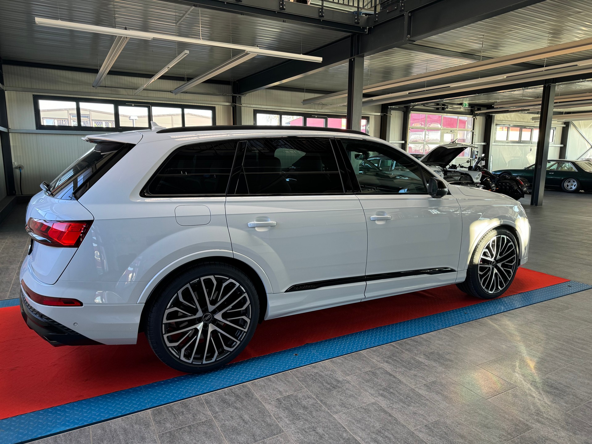 AUDI SQ7 TFSI quattro tiptronic-showroom-element-3