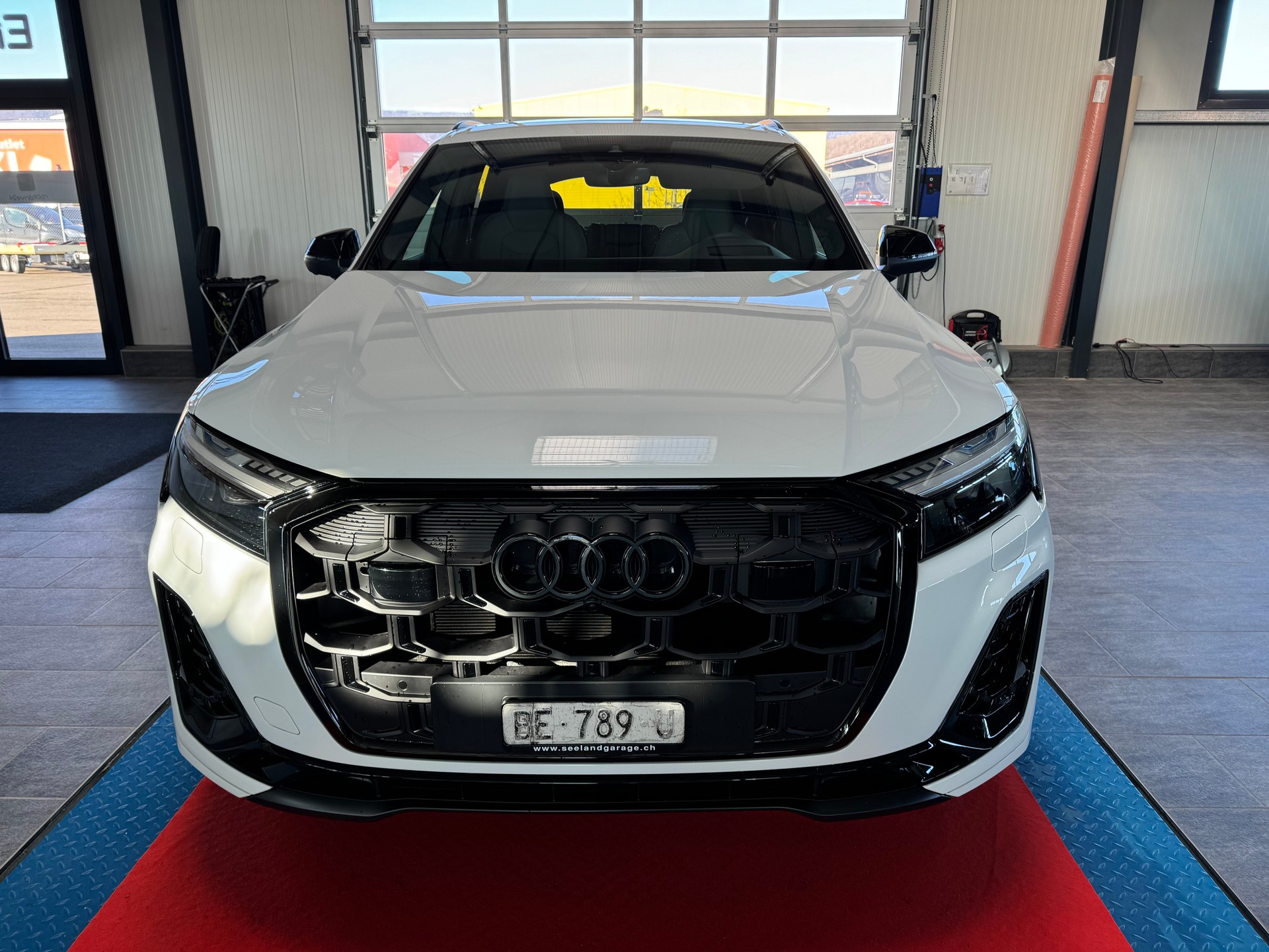 AUDI SQ7 TFSI quattro tiptronic-showroom-element-1