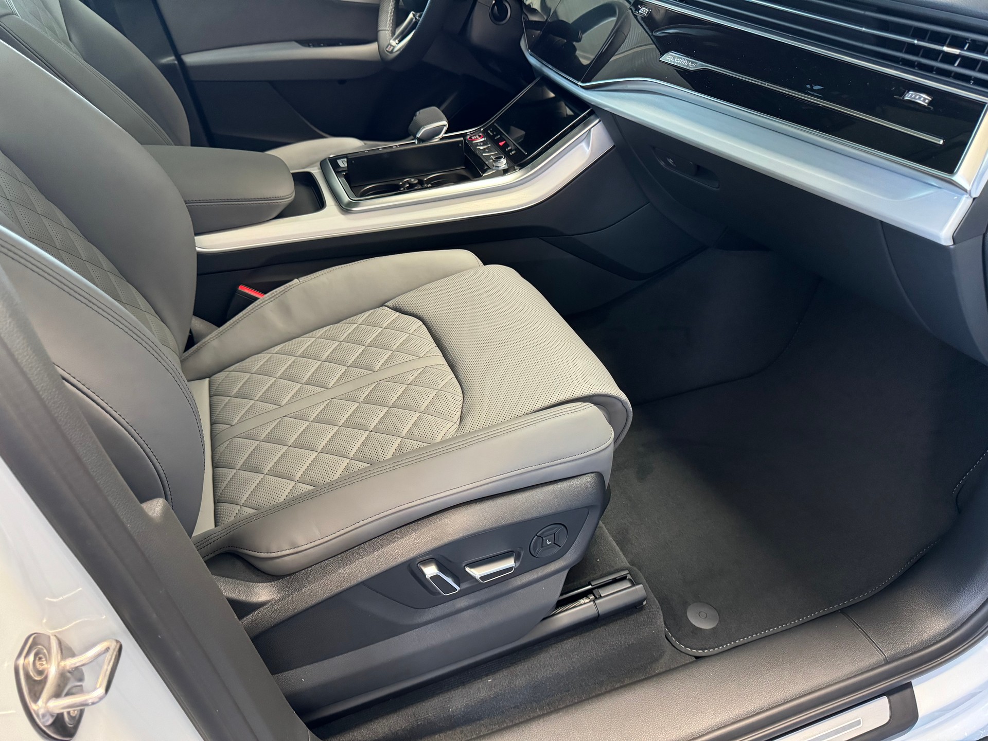 AUDI SQ7 TFSI quattro tiptronic-image-13