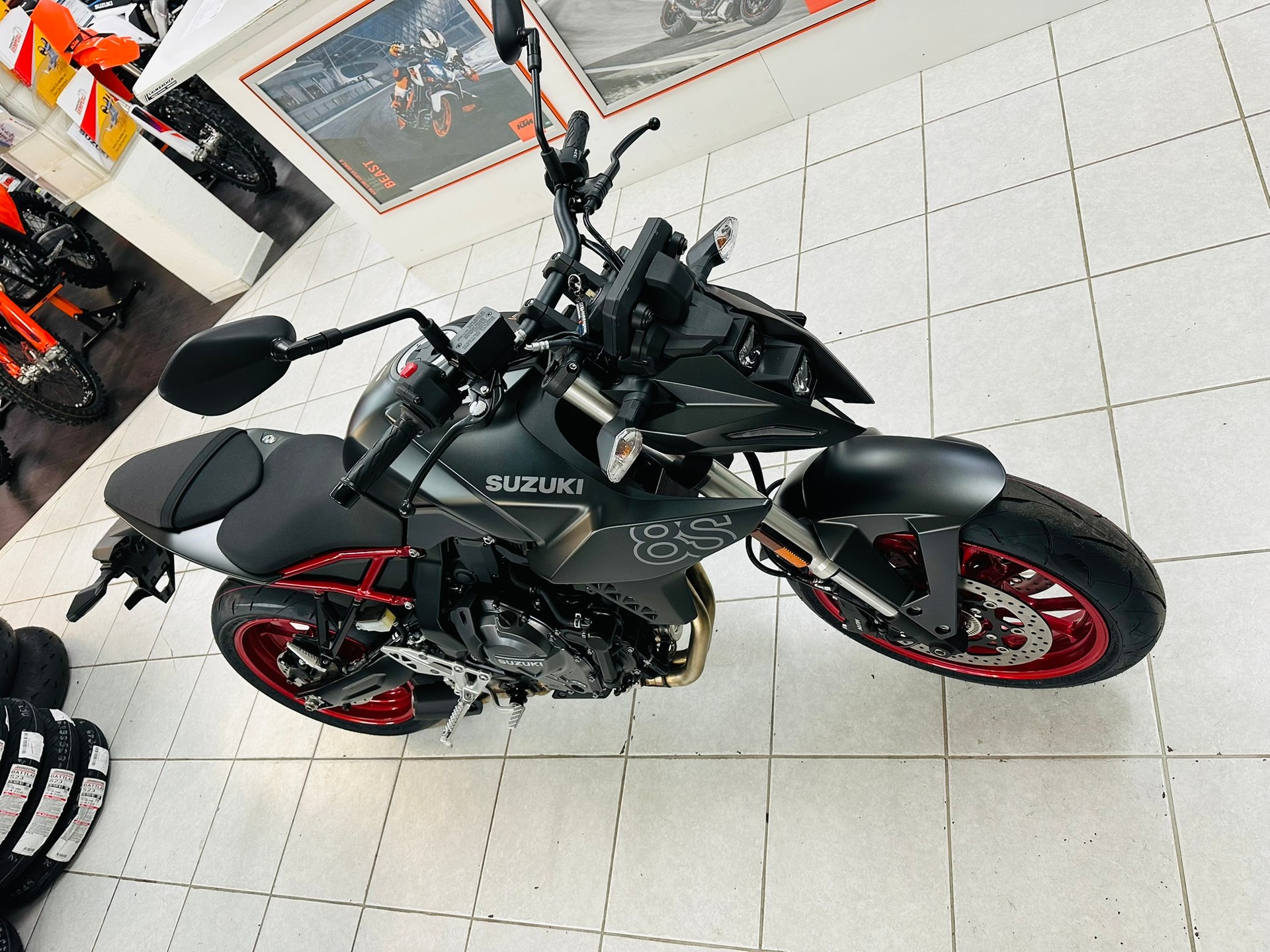 SUZUKI GSX 8 S-image-3
