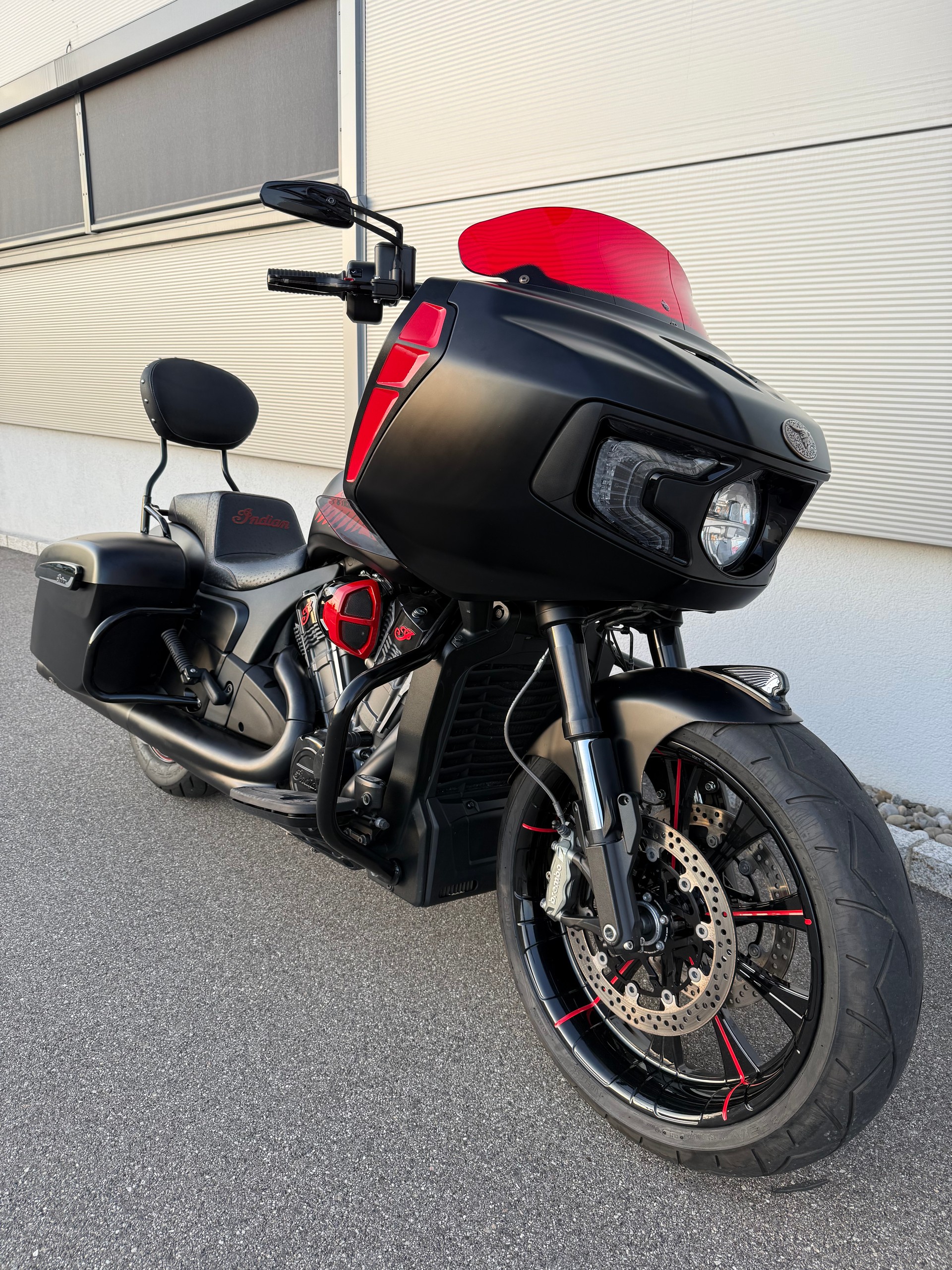 INDIAN Challenger Dark Horse Fat Tire-image-1