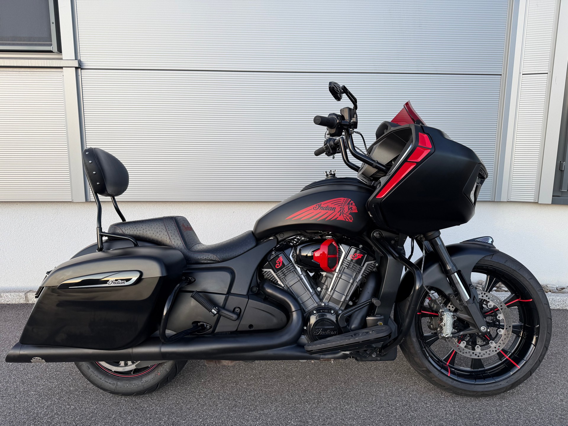 INDIAN Challenger Dark Horse Fat Tire