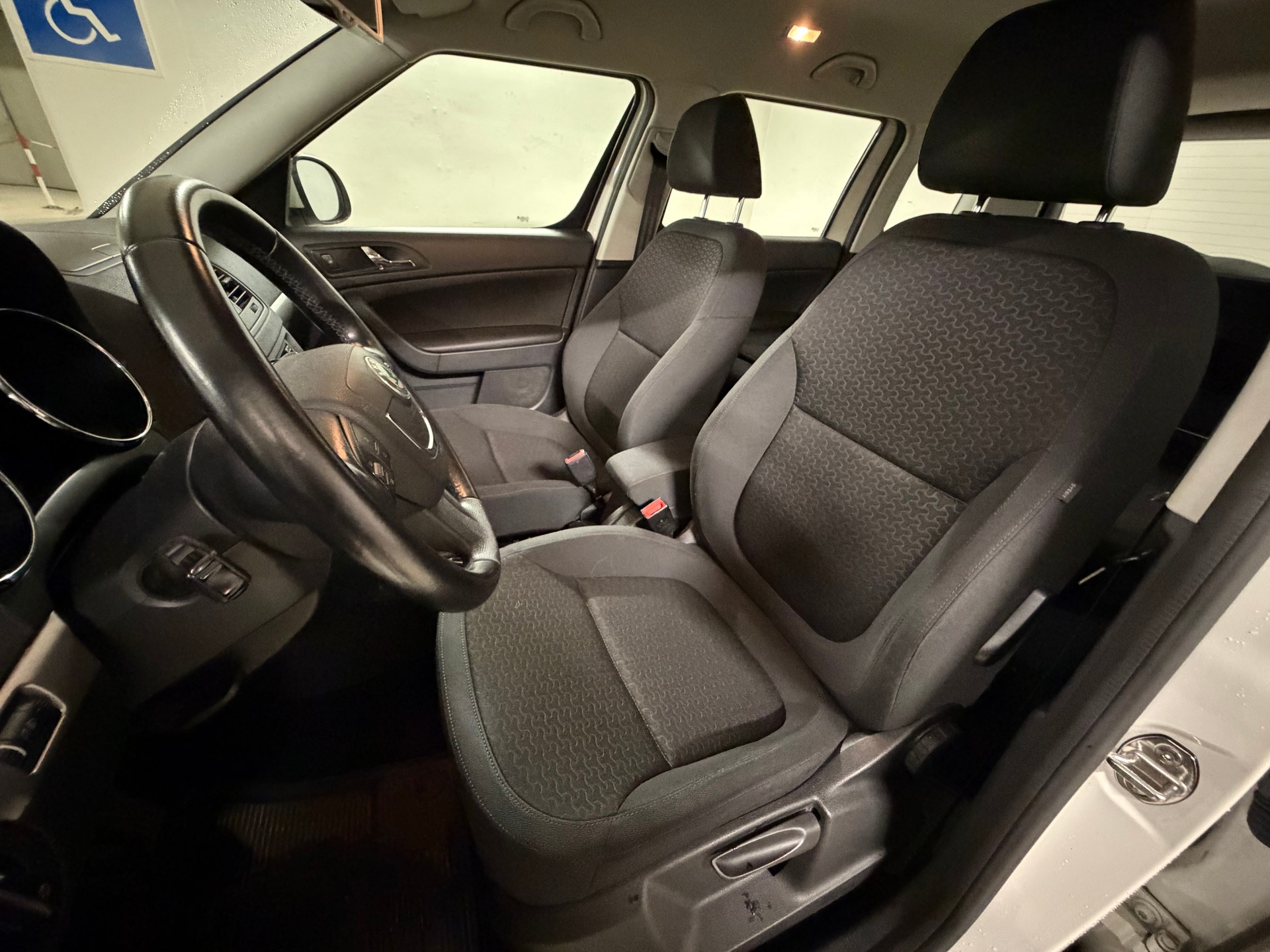 SKODA Yeti 1.6 TDI GL Ambition-image-8
