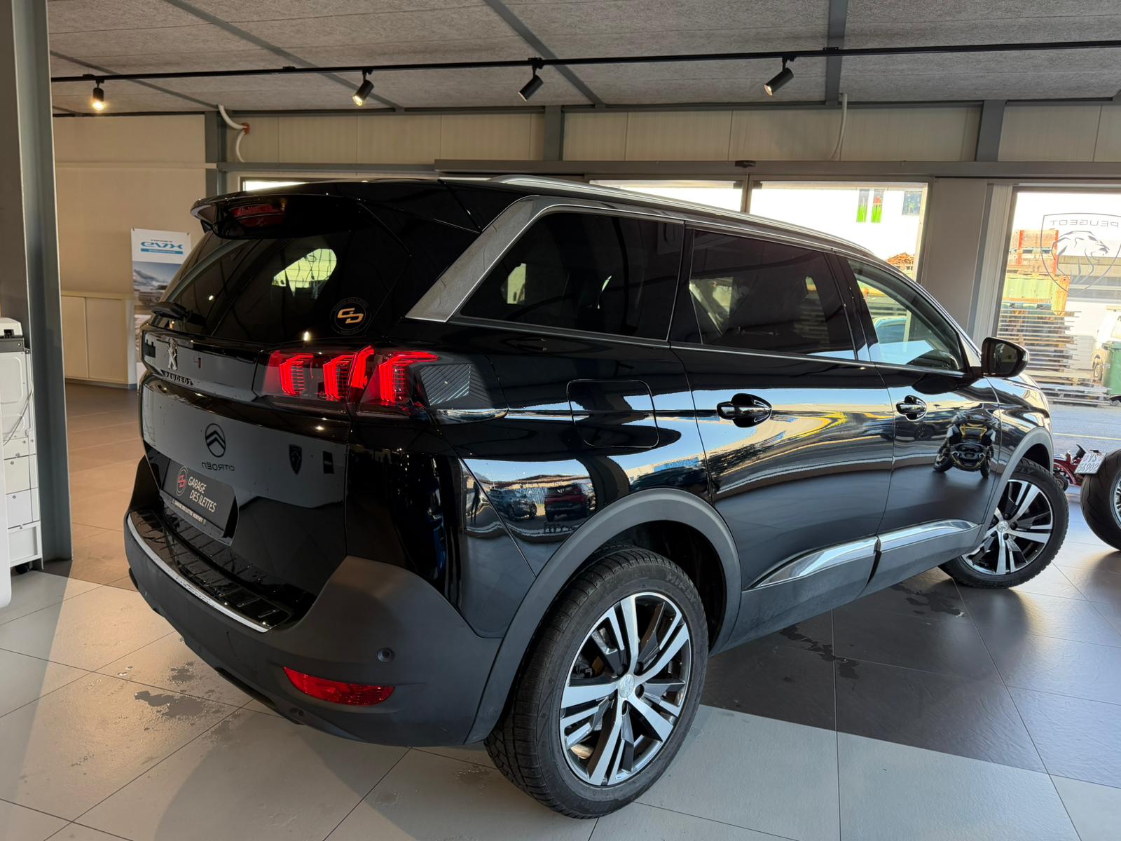 PEUGEOT 5008 1.2 Pure Tech Allure Pack EAT8 7 places ** Visite sur RDV **-image-4