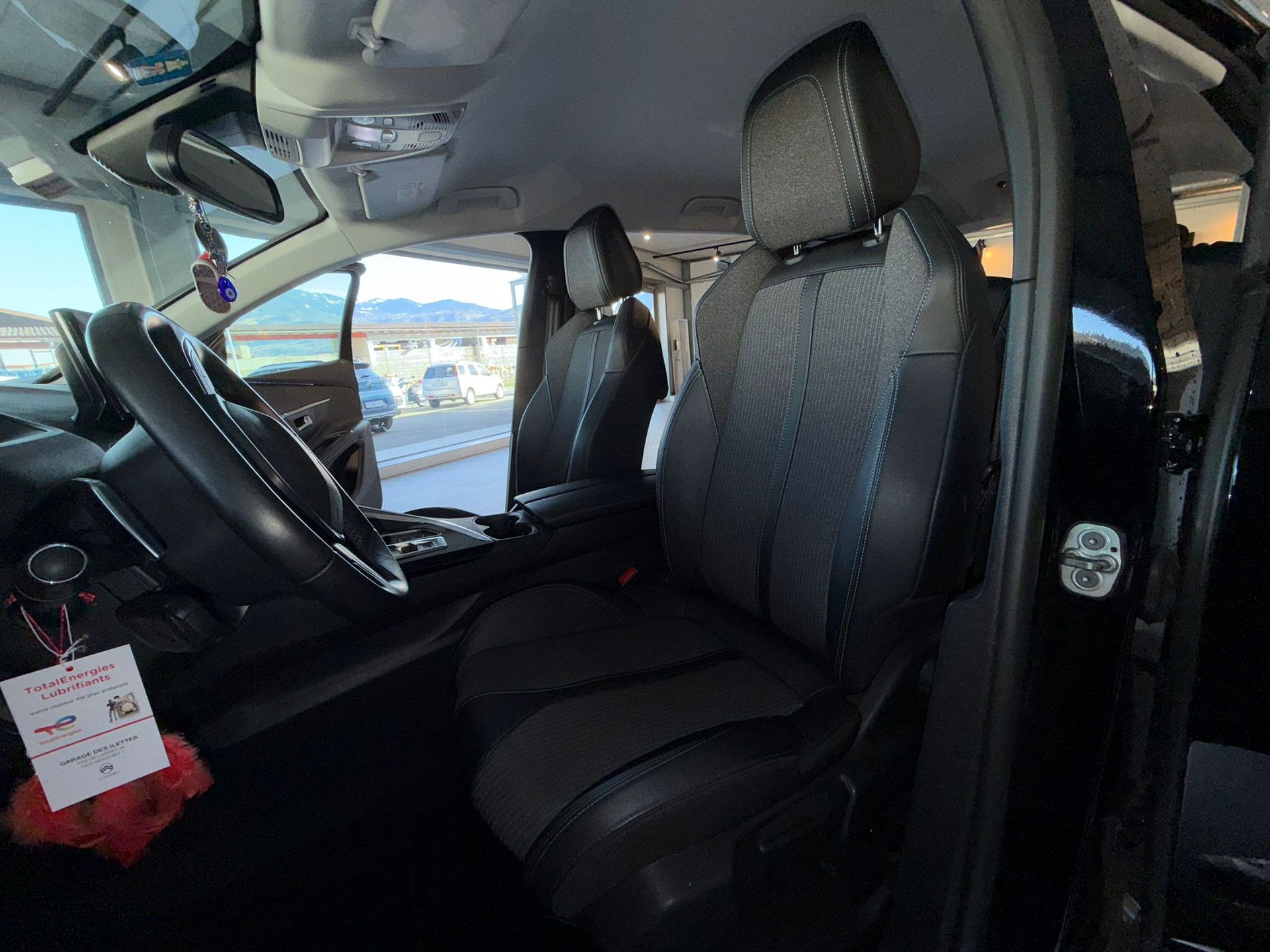 PEUGEOT 5008 1.2 Pure Tech Allure Pack EAT8 7 places ** Visite sur RDV **-image-7
