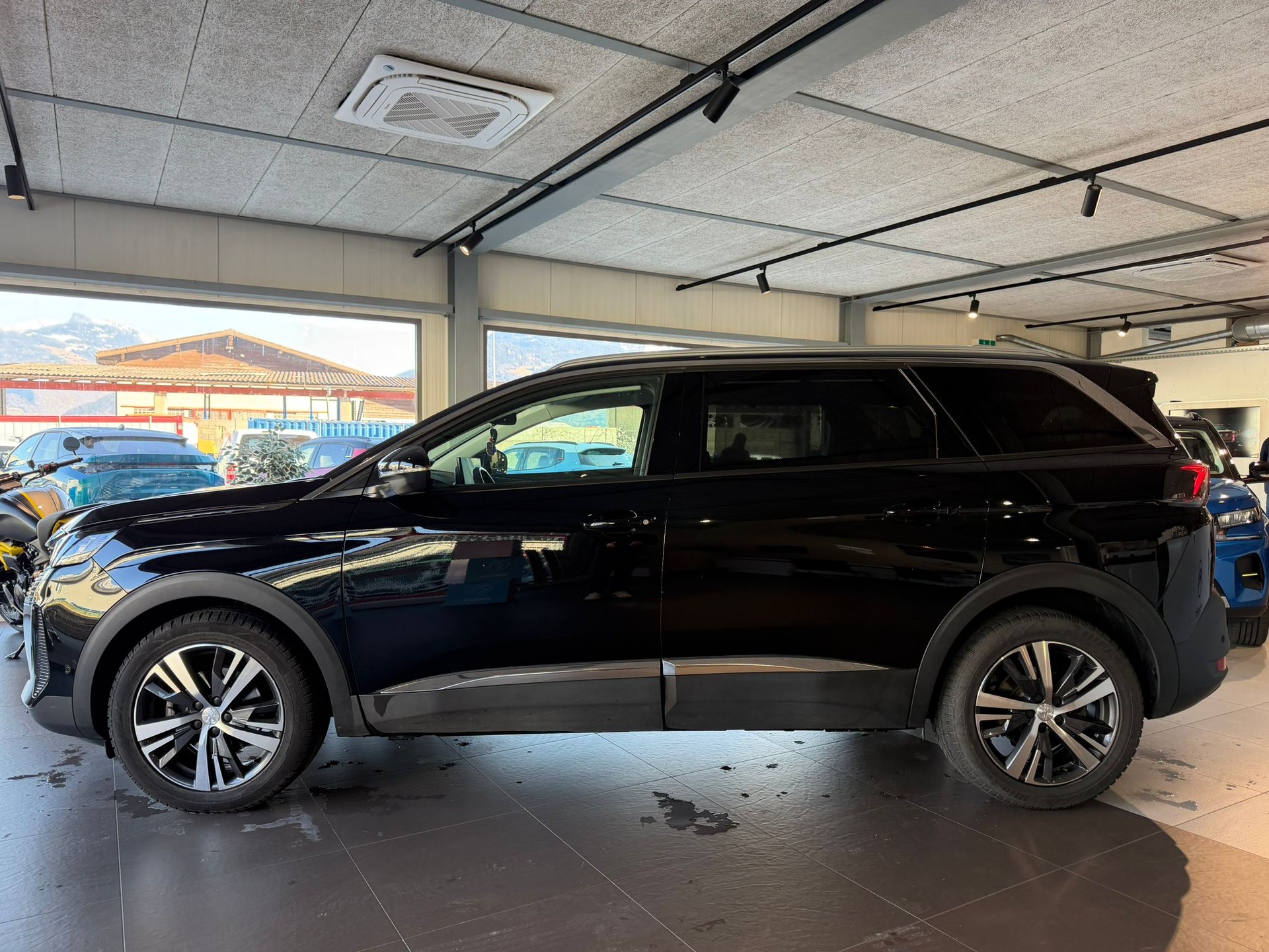 PEUGEOT 5008 1.2 Pure Tech Allure Pack EAT8 7 places ** Visite sur RDV **-showroom-element-1