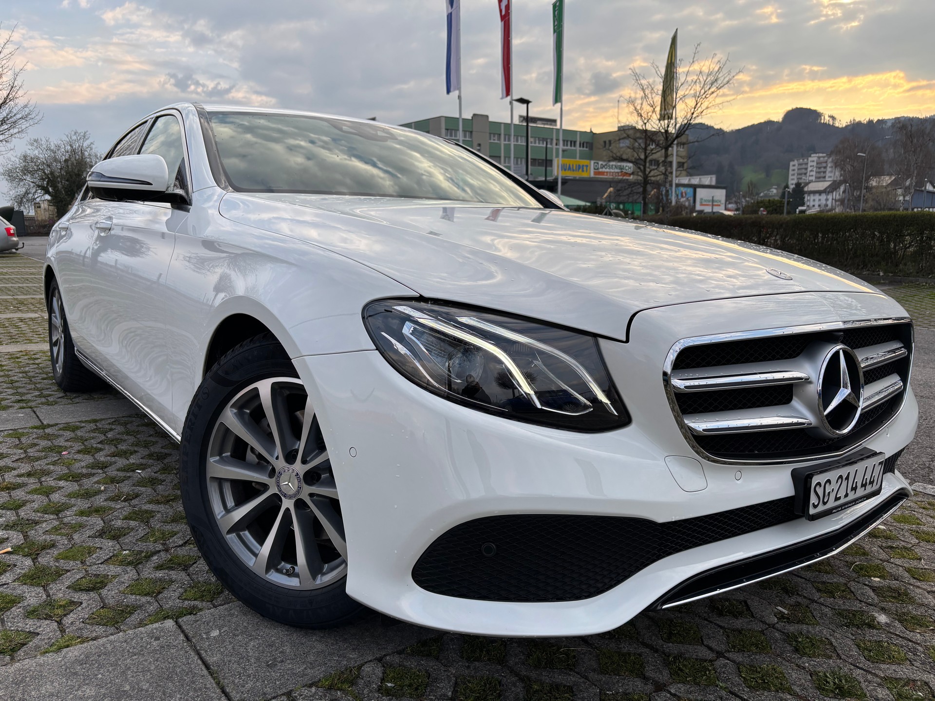 MERCEDES-BENZ E 200 Avantgarde 9G-Tronic, CH Fahrzeug, Service gepflegt-image-1