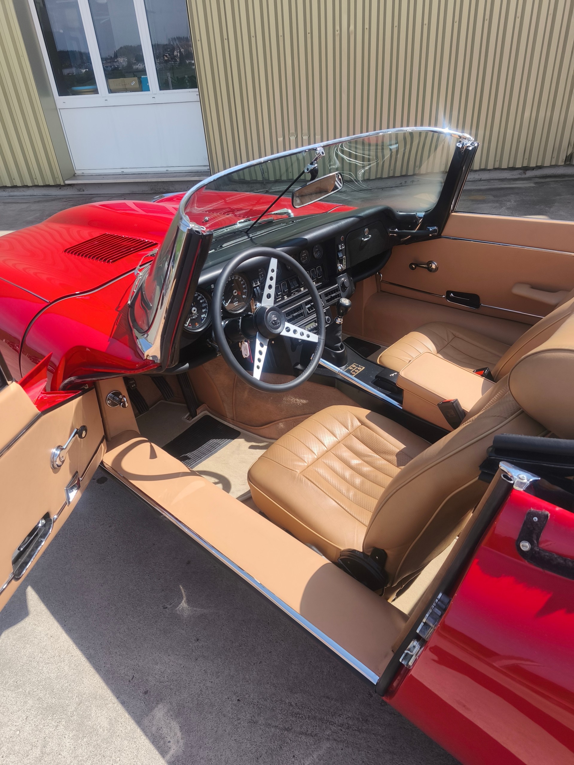 JAGUAR E V12-image-3