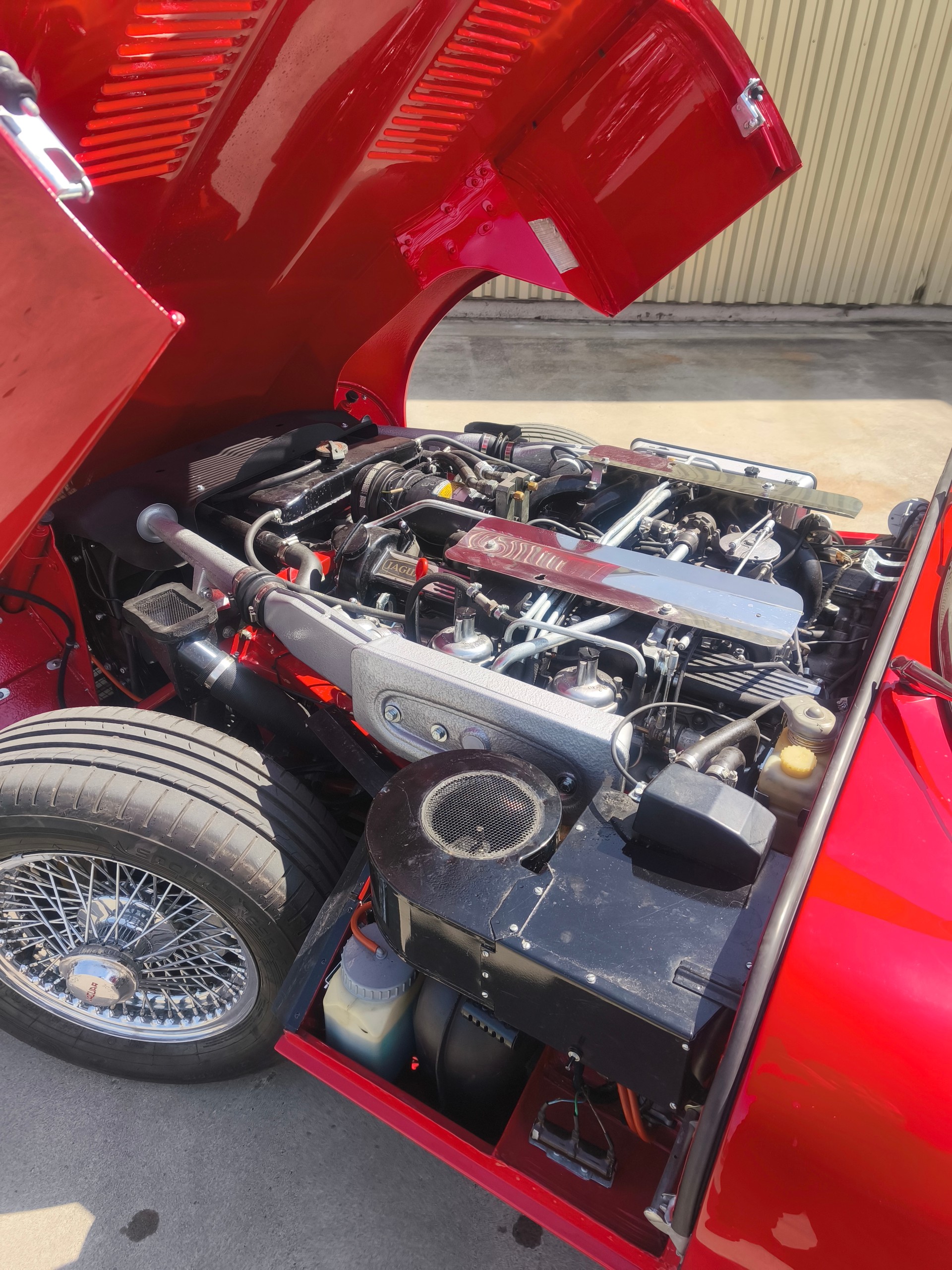 JAGUAR E V12-image-6