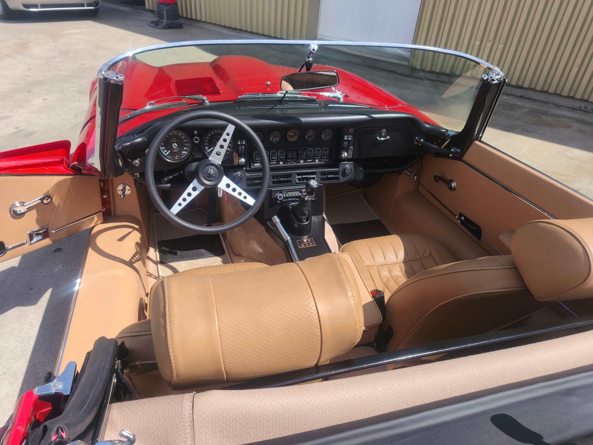 JAGUAR E V12-image-4