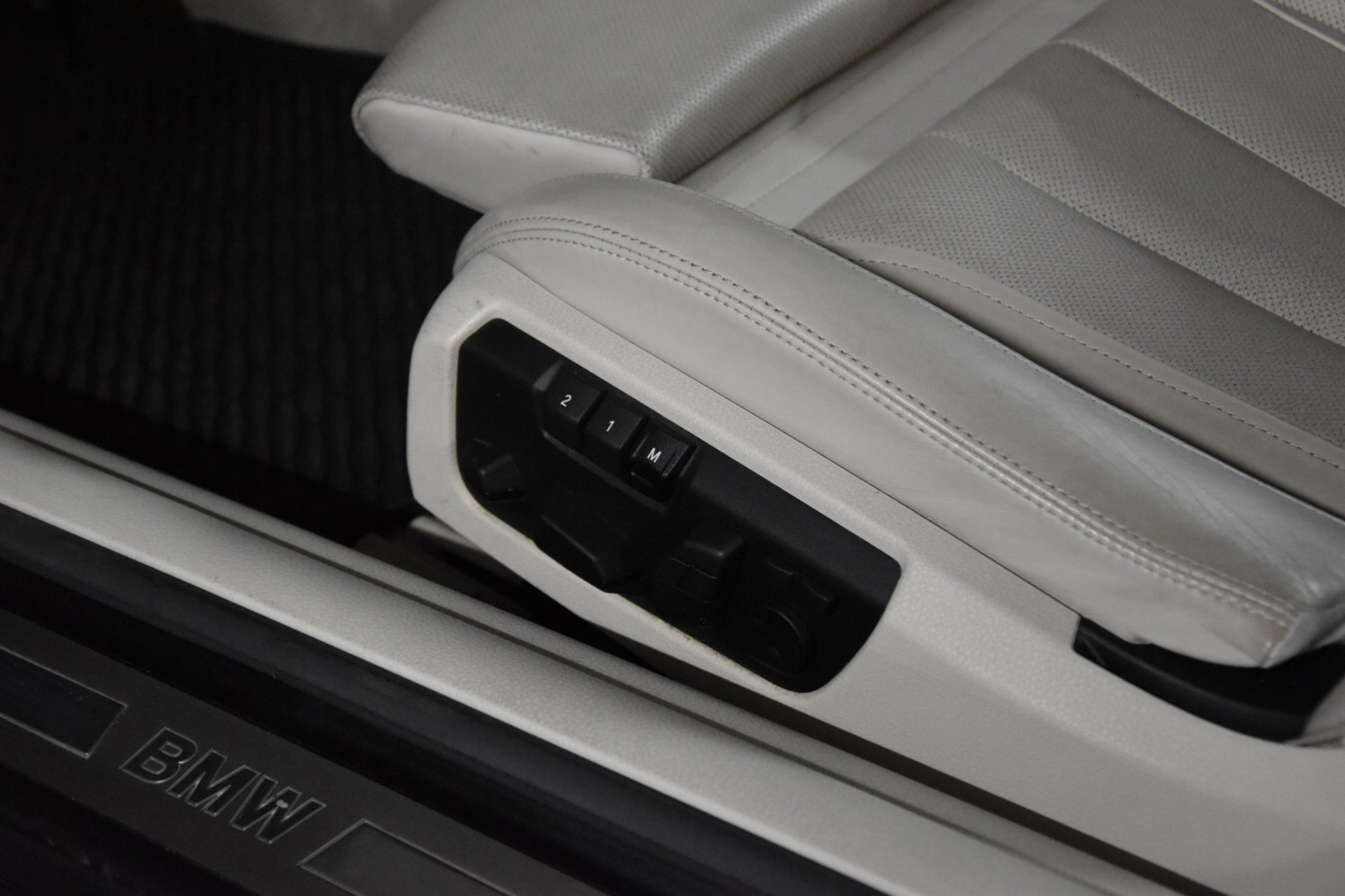 BMW 650i Coupé xDrive INDIVIDUAL-image-22
