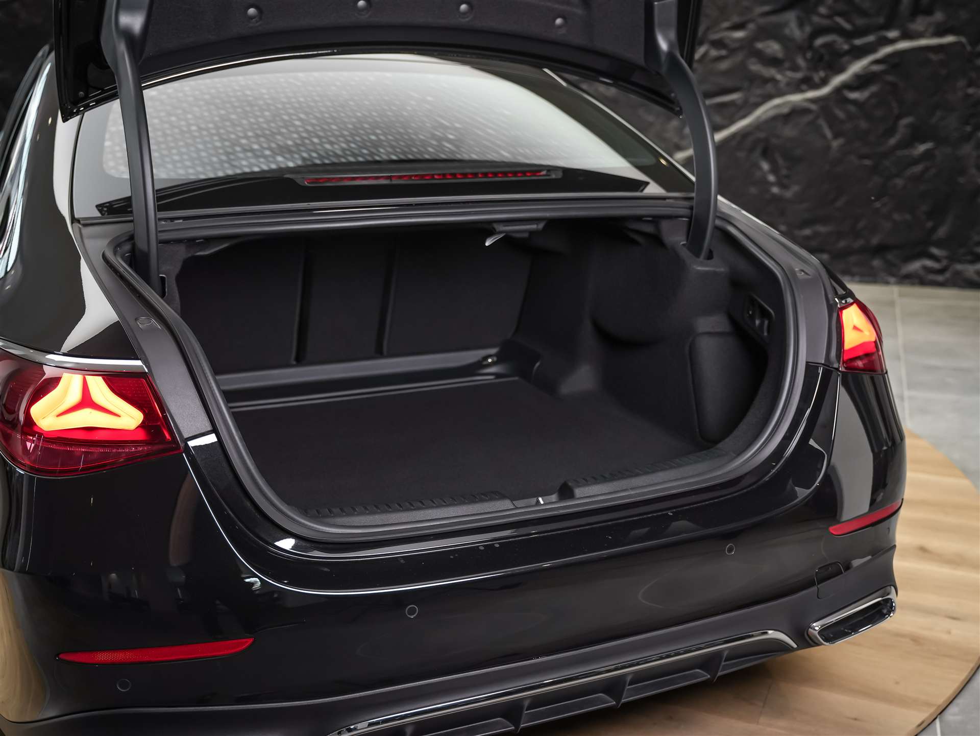 MERCEDES-BENZ E 200 AMG Line *Werksgarantie*21" Felgen*360° Kamera*Abstandsregler*-image-36